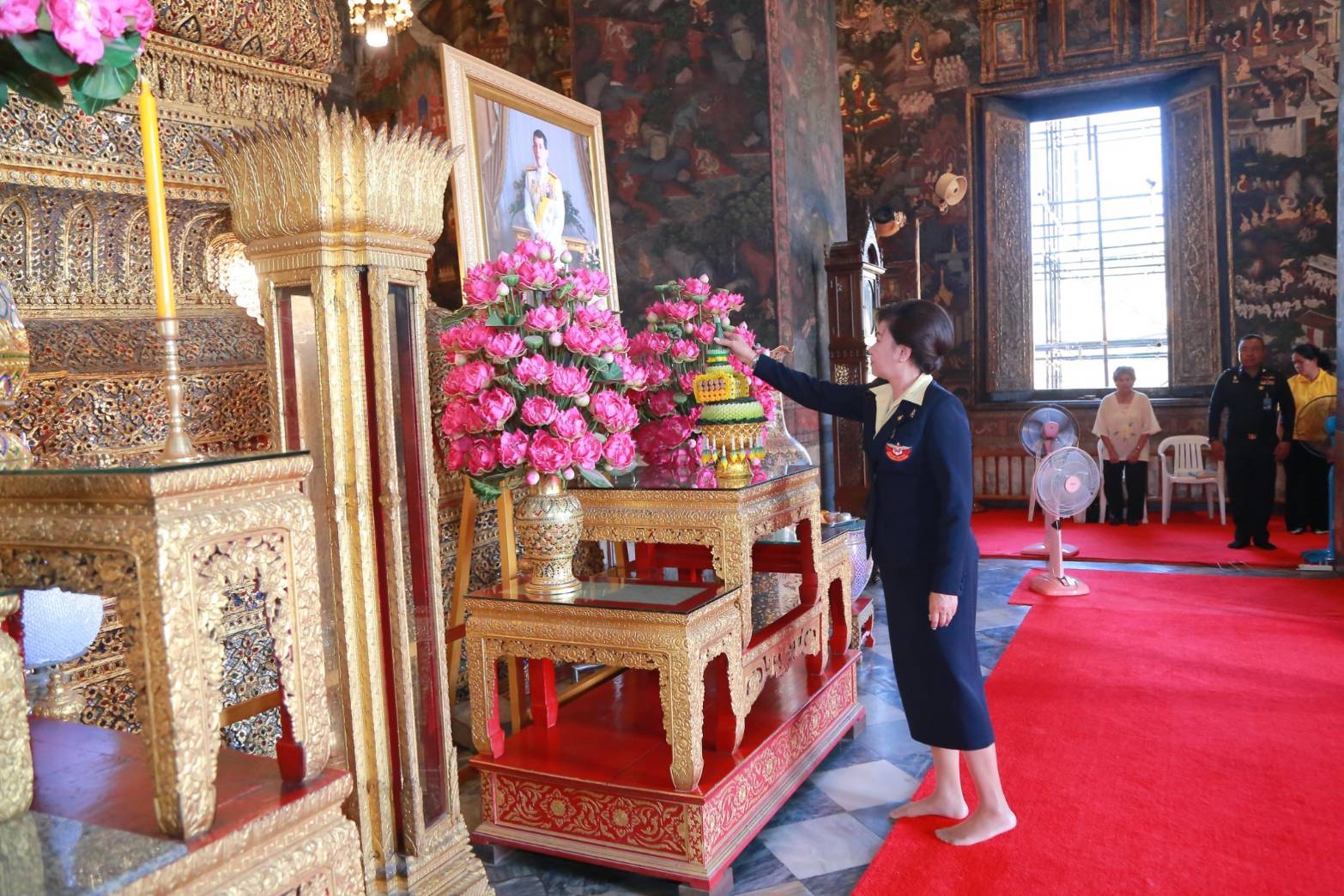 ๐๗๓ เมื่อวันอังคารที่ ๒๓ เมษายน ๒๕๖๒ นายกสมาคมภริยาฯ พร้อมด้วยคณะกรรมการสมาคมฯ ร่วมกิจกรรมบริบาลพระภิกษุสงฆ์และกิจกรรมจิตอาสา ซึ่งสมาคมฯร่วมกับสนพ.สสน.สป.จัดขึ้นเพื่อเฉลิมพระเกียรติสมเด็จพระเจ้าอยู่หัวมหาวชิราลงกรณ บดินทรเทพยวรางกูร เนื่องในโอกาสพระราชพิธีบรมราชาภิเษก ณ วัดสุทัศนเทพวรารามราชวรมหาวิหาร กรุงเทพฯ