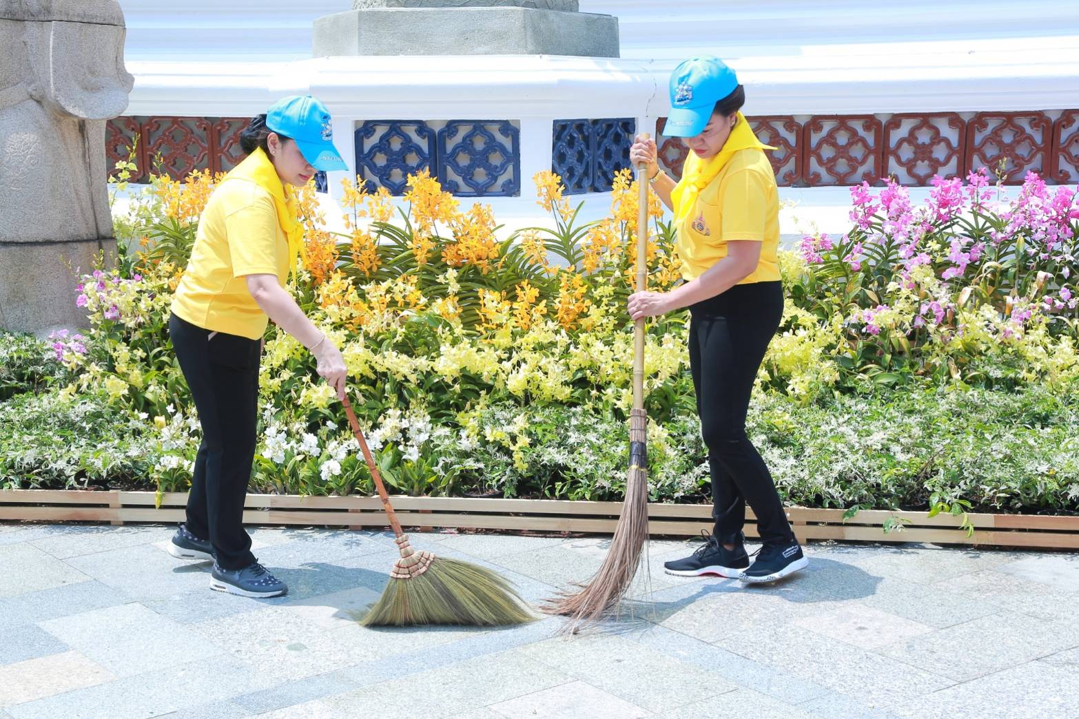 ๐๗๓ เมื่อวันอังคารที่ ๒๓ เมษายน ๒๕๖๒ นายกสมาคมภริยาฯ พร้อมด้วยคณะกรรมการสมาคมฯ ร่วมกิจกรรมบริบาลพระภิกษุสงฆ์และกิจกรรมจิตอาสา ซึ่งสมาคมฯร่วมกับสนพ.สสน.สป.จัดขึ้นเพื่อเฉลิมพระเกียรติสมเด็จพระเจ้าอยู่หัวมหาวชิราลงกรณ บดินทรเทพยวรางกูร เนื่องในโอกาสพระราชพิธีบรมราชาภิเษก ณ วัดสุทัศนเทพวรารามราชวรมหาวิหาร กรุงเทพฯ