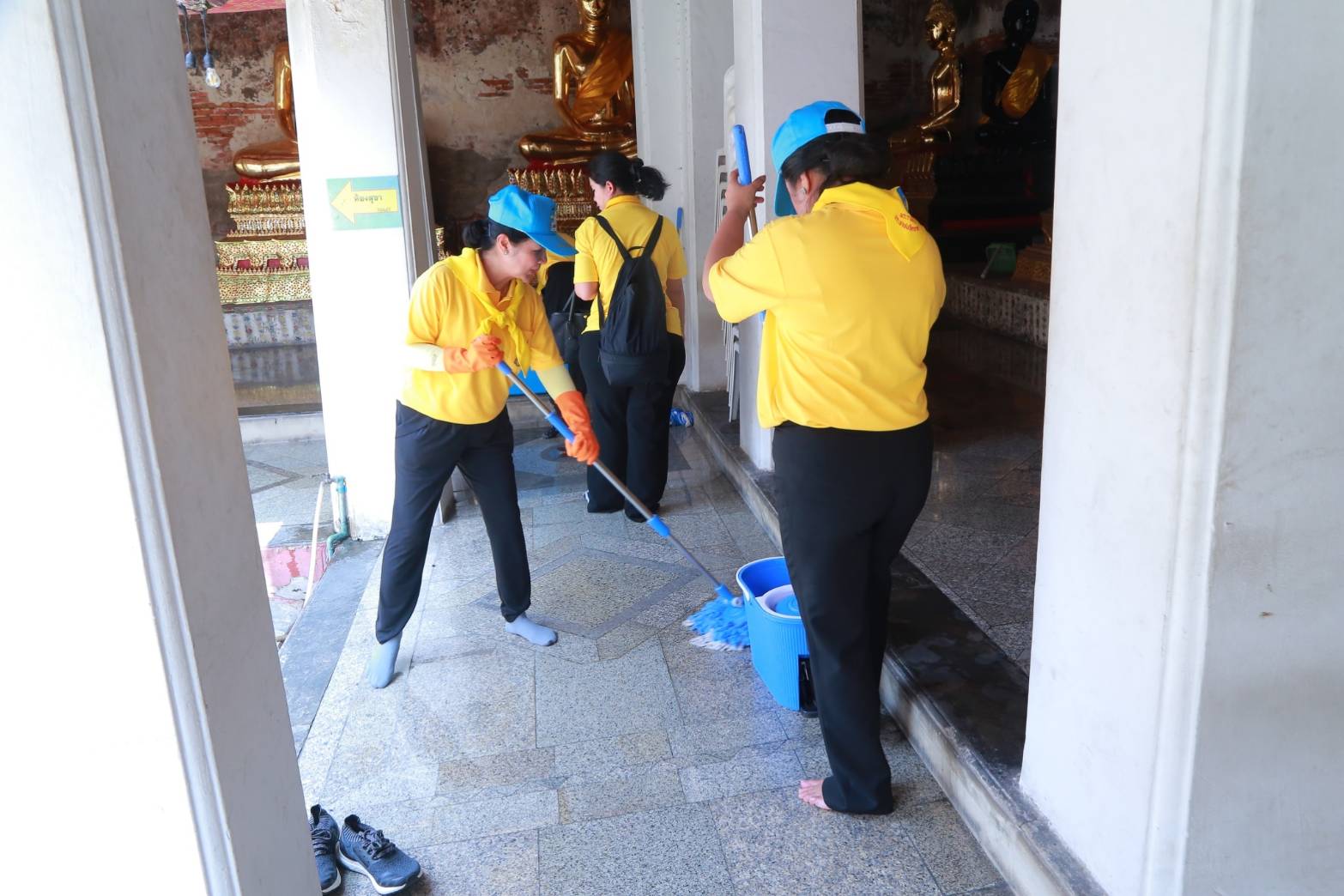 ๐๗๓ เมื่อวันอังคารที่ ๒๓ เมษายน ๒๕๖๒ นายกสมาคมภริยาฯ พร้อมด้วยคณะกรรมการสมาคมฯ ร่วมกิจกรรมบริบาลพระภิกษุสงฆ์และกิจกรรมจิตอาสา ซึ่งสมาคมฯร่วมกับสนพ.สสน.สป.จัดขึ้นเพื่อเฉลิมพระเกียรติสมเด็จพระเจ้าอยู่หัวมหาวชิราลงกรณ บดินทรเทพยวรางกูร เนื่องในโอกาสพระราชพิธีบรมราชาภิเษก ณ วัดสุทัศนเทพวรารามราชวรมหาวิหาร กรุงเทพฯ
