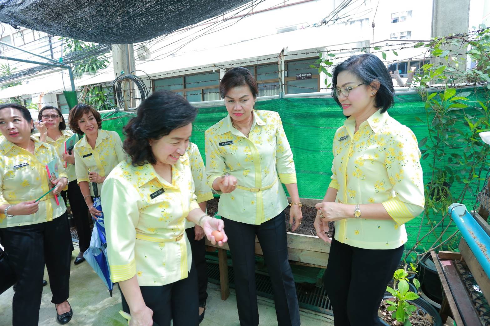 ๐๙๑ เมื่อวันที่ ๑๒ มิถุนายน ๒๕๖๒ คุณรมิดา อินทรเจริญ นายกสมาคมภริยาฯ พร้อมด้วยคณะกรรมการสมาคมฯ เดินทางไปตรวจเยี่ยมโครงการต่างๆของสมาคมฯ เพื่อติดตามความคืบหน้าและรับทราบปัญหาข้อขัดข้อง อาคารพักอาศัยของสำนักงานปลัดกระทรวงกลาโหมพื้นที่บางจากและพื้นที่ถนนประชาชื่น