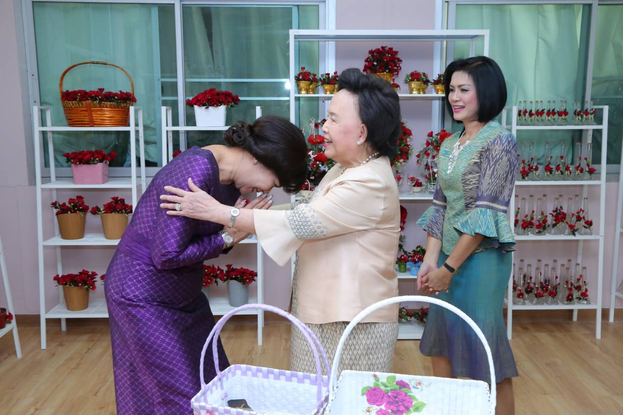 ๐๑๘ เมื่อวันที่ ๖ พฤศจิกายน ๒๕๖๑ นายกสมาคมภริยาฯ นำคณะกรรมการสมาคมฯ เข้าเยี่ยมคารวะคุณหญิงแสงเดือน ณ นคร ณ มูลนิธิสงเคราะห์ครอบครัวทหารผ่านศึก ถนนวิภาวดีรังสิต กรุงเทพฯ
