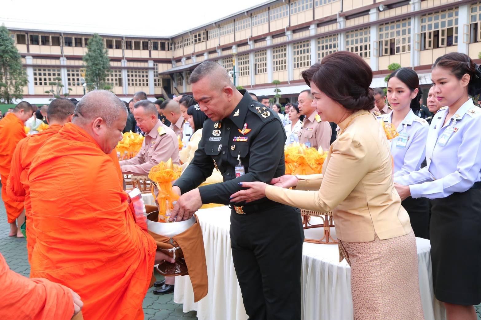 ๐๔๒ เมื่อวันที่ ๔ มกราคม ๒๕๖๒ นายกสมาคมภริยาฯ พร้อมด้วยคณะกรรมการฯ ร่วมพิธีทำบุญตักบาตรเนื่องในเทศกาลวันขึ้นปีใหม่ พุทธศักราช ๒๕๖๒ ถวายเป็นพระราชกุศลแด่ สมเด็จพระเจ้าอยู่หัวมหาวชิราลงกรณ บดินทรเทพยวรางกูร และเพื่อความเป็นสิริมงคลแก่กำลังพล สังกัด สป. ณ ลานอเนกประสงค์ ในศาลาว่าการกลาโหม กรุงเทพฯ