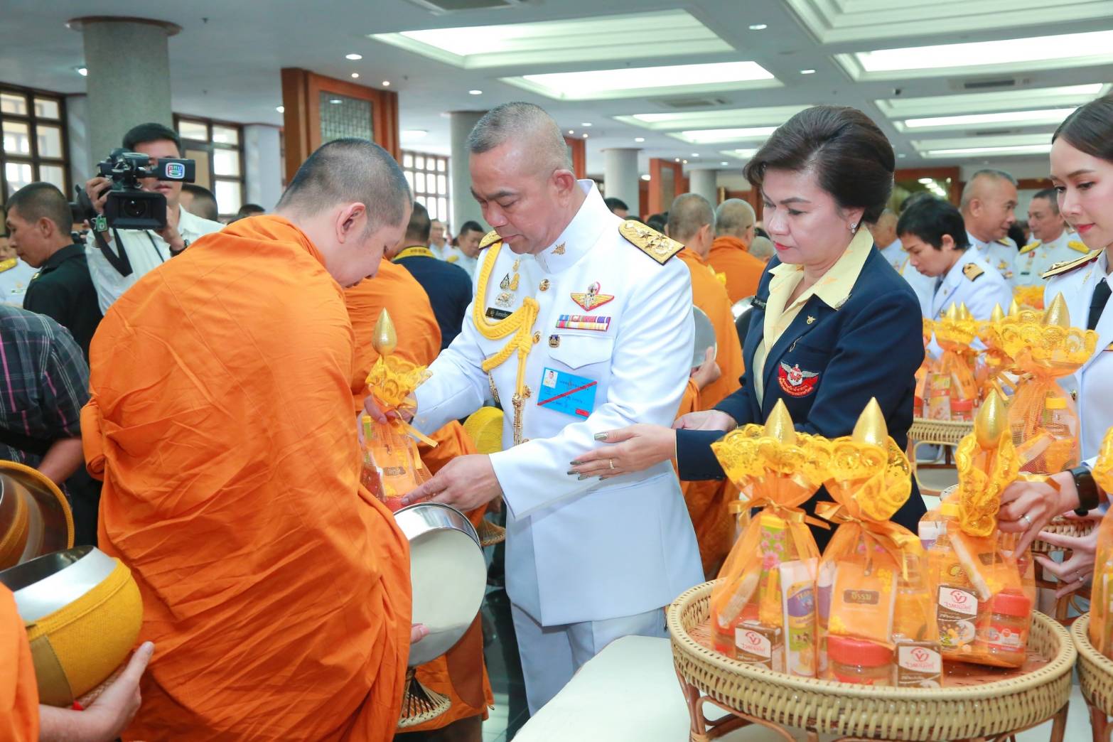 ๐๘๓ เมื่อวันที่ ๓๑ พฤษภาคม ๒๕๖๒ คุณรมิดา อินทรเจริญ นายกสมาคมภริยาฯ พร้อมด้วยคณะกรรมการฯ ร่วมพิธีเจริญพระพุทธมนต์ถวายพระพรชัยมงคล พิธีทำบุญตักบาตรและพิธีลงนามถวายพระพร เนื่องในโอกาสวันเฉลิมพระชนมพรรษา สมเด็จพระนางเจ้าฯ พระบรมราชินี ๔๑ พรรษา (๓ มิถุนายน ๒๕๖๒) ในศาลาว่าการกลาโหม กรุงเทพฯ