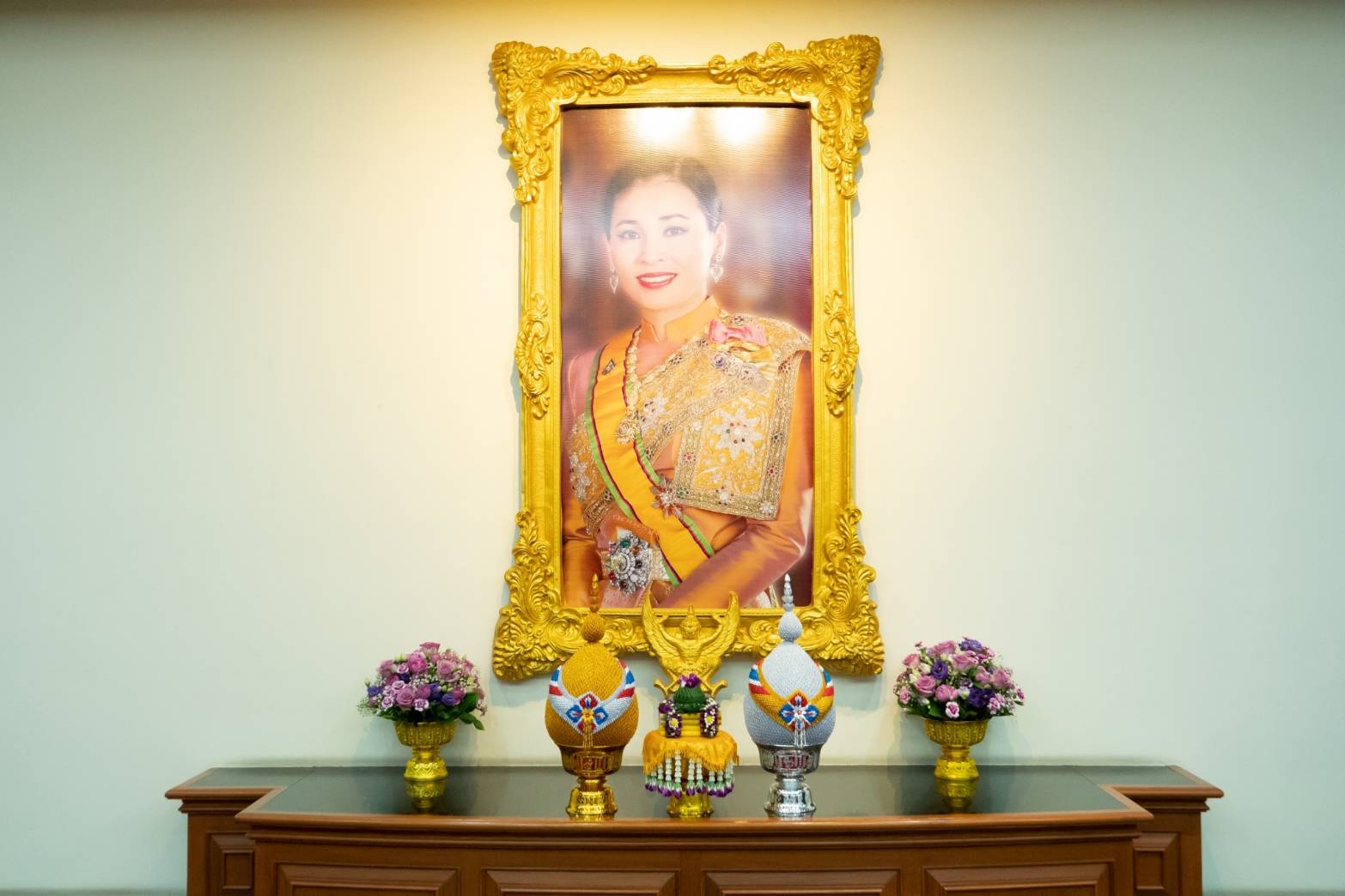 ๐๘๓ เมื่อวันที่ ๓๑ พฤษภาคม ๒๕๖๒ คุณรมิดา อินทรเจริญ นายกสมาคมภริยาฯ พร้อมด้วยคณะกรรมการฯ ร่วมพิธีเจริญพระพุทธมนต์ถวายพระพรชัยมงคล พิธีทำบุญตักบาตรและพิธีลงนามถวายพระพร เนื่องในโอกาสวันเฉลิมพระชนมพรรษา สมเด็จพระนางเจ้าฯ พระบรมราชินี ๔๑ พรรษา (๓ มิถุนายน ๒๕๖๒) ในศาลาว่าการกลาโหม กรุงเทพฯ