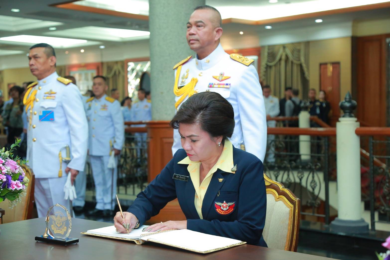 ๐๘๓ เมื่อวันที่ ๓๑ พฤษภาคม ๒๕๖๒ คุณรมิดา อินทรเจริญ นายกสมาคมภริยาฯ พร้อมด้วยคณะกรรมการฯ ร่วมพิธีเจริญพระพุทธมนต์ถวายพระพรชัยมงคล พิธีทำบุญตักบาตรและพิธีลงนามถวายพระพร เนื่องในโอกาสวันเฉลิมพระชนมพรรษา สมเด็จพระนางเจ้าฯ พระบรมราชินี ๔๑ พรรษา (๓ มิถุนายน ๒๕๖๒) ในศาลาว่าการกลาโหม กรุงเทพฯ