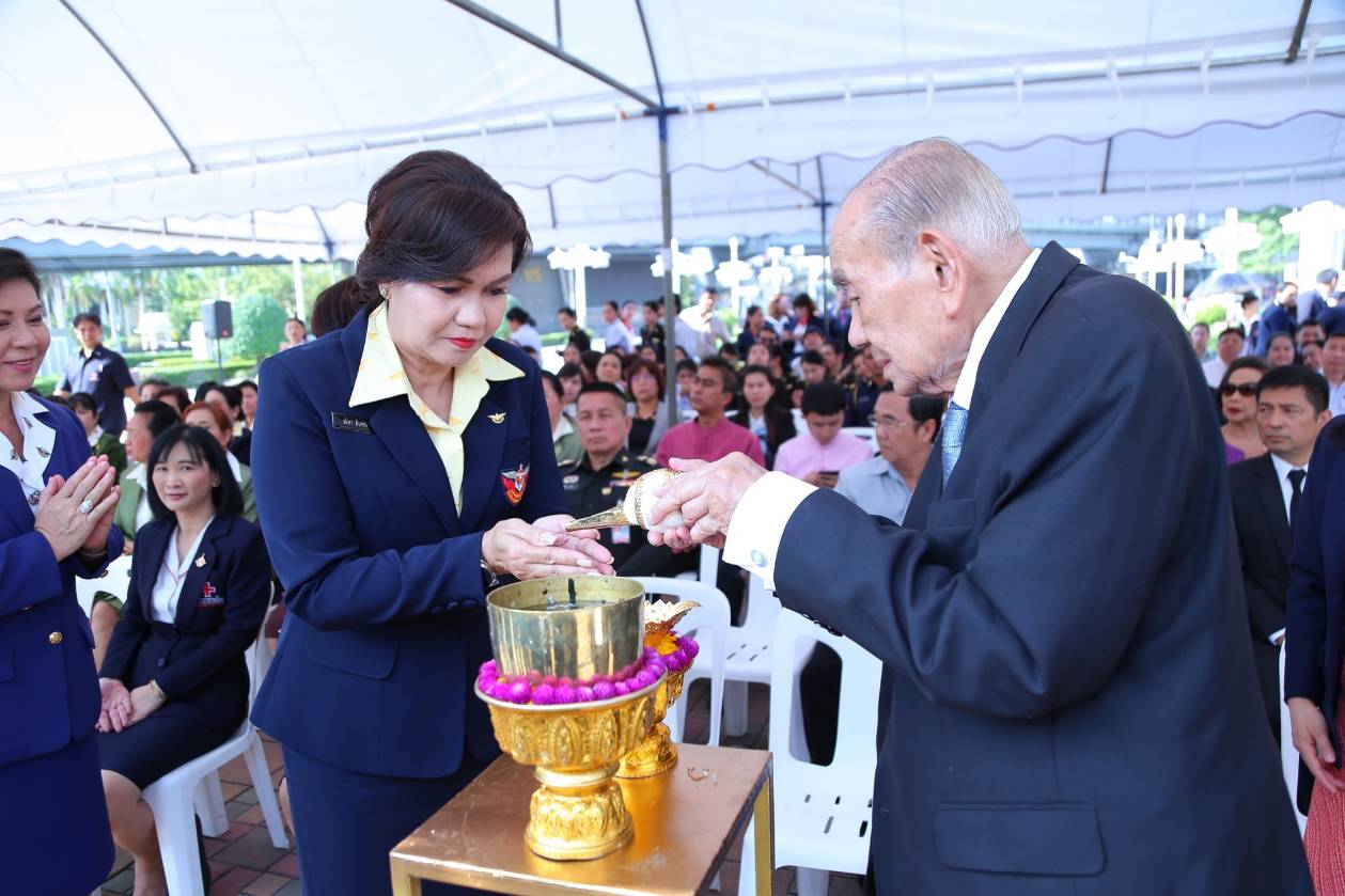 ๐๒๑ เมื่อวันที่ ๒๐ พฤศจิกายน ๒๕๖๑ นายกสมาคมภริยาฯ พร้อมด้วย คณะกรรมการฯ ร่วมพิธีบวงสรวง พระราชานุสาวรีย์ รัชกาลที่ ๖ ณ สวนลุมพินี กรุงเทพฯ