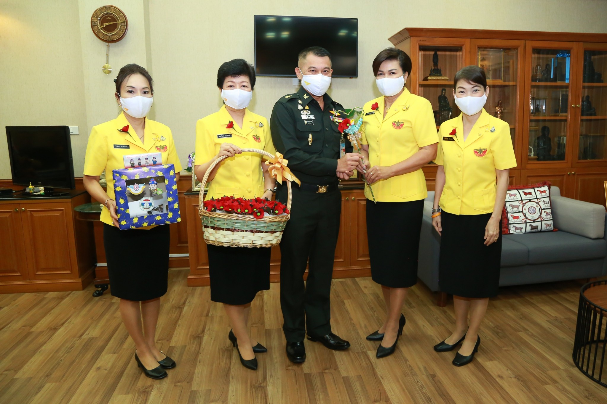 ๐๔๐ นายกสมาคมภริยาข้าราชการสำนักงานปลัดกระทรวงกลาโหม พร้อมด้วยอุปนายก และกรรมการสมาคมฯ ออกจำหน่ายดอกป๊อปปี้จากมูลนิธิสงเคราะห์ครอบครัวทหารผ่านศึก