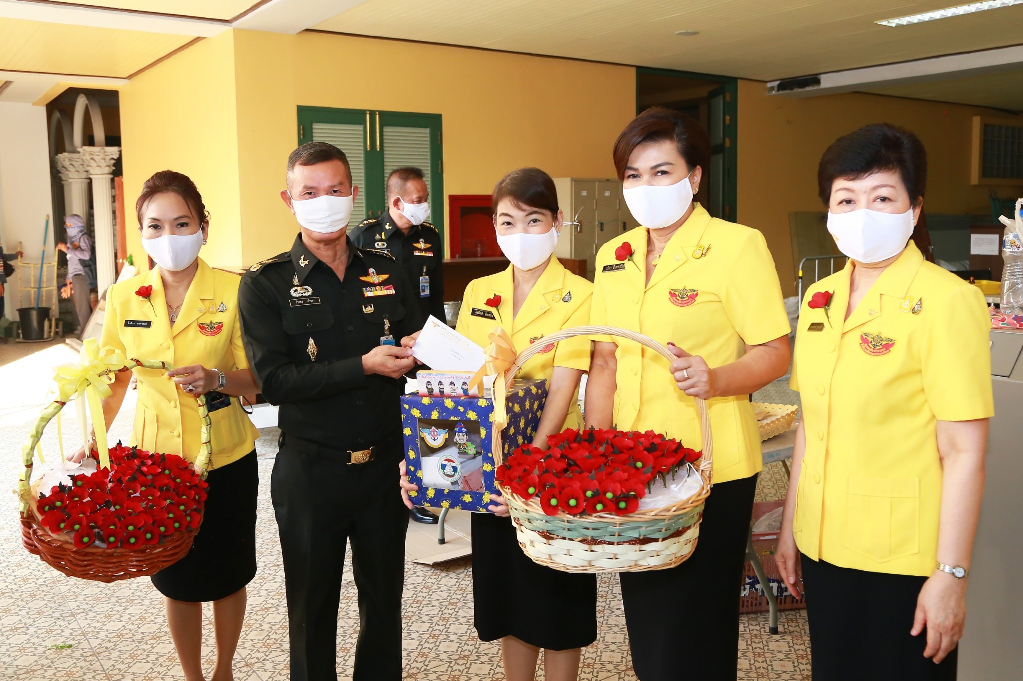 ๐๔๐ นายกสมาคมภริยาข้าราชการสำนักงานปลัดกระทรวงกลาโหม พร้อมด้วยอุปนายก และกรรมการสมาคมฯ ออกจำหน่ายดอกป๊อปปี้จากมูลนิธิสงเคราะห์ครอบครัวทหารผ่านศึก