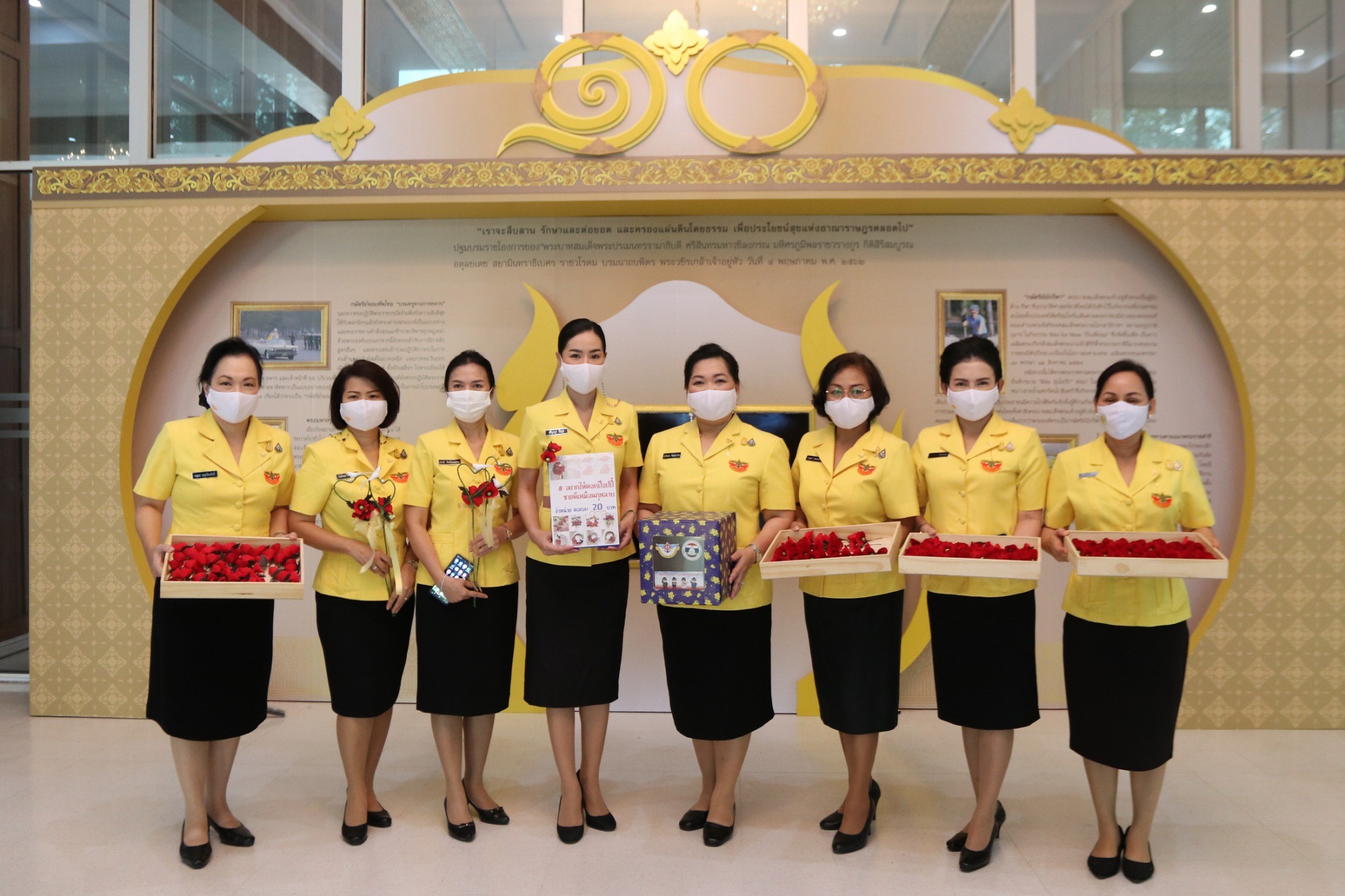 ๐๔๐ นายกสมาคมภริยาข้าราชการสำนักงานปลัดกระทรวงกลาโหม พร้อมด้วยอุปนายก และกรรมการสมาคมฯ ออกจำหน่ายดอกป๊อปปี้จากมูลนิธิสงเคราะห์ครอบครัวทหารผ่านศึก