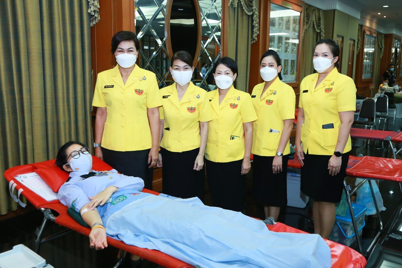 ๐๕๔ นายกสมาคมภริยาฯ ร่วมกิจกรรมบริจาคโลหิตถวายเป็นพระราชกุศลเนื่องในโอกาสวันเฉลิมพระชนมพรรษา