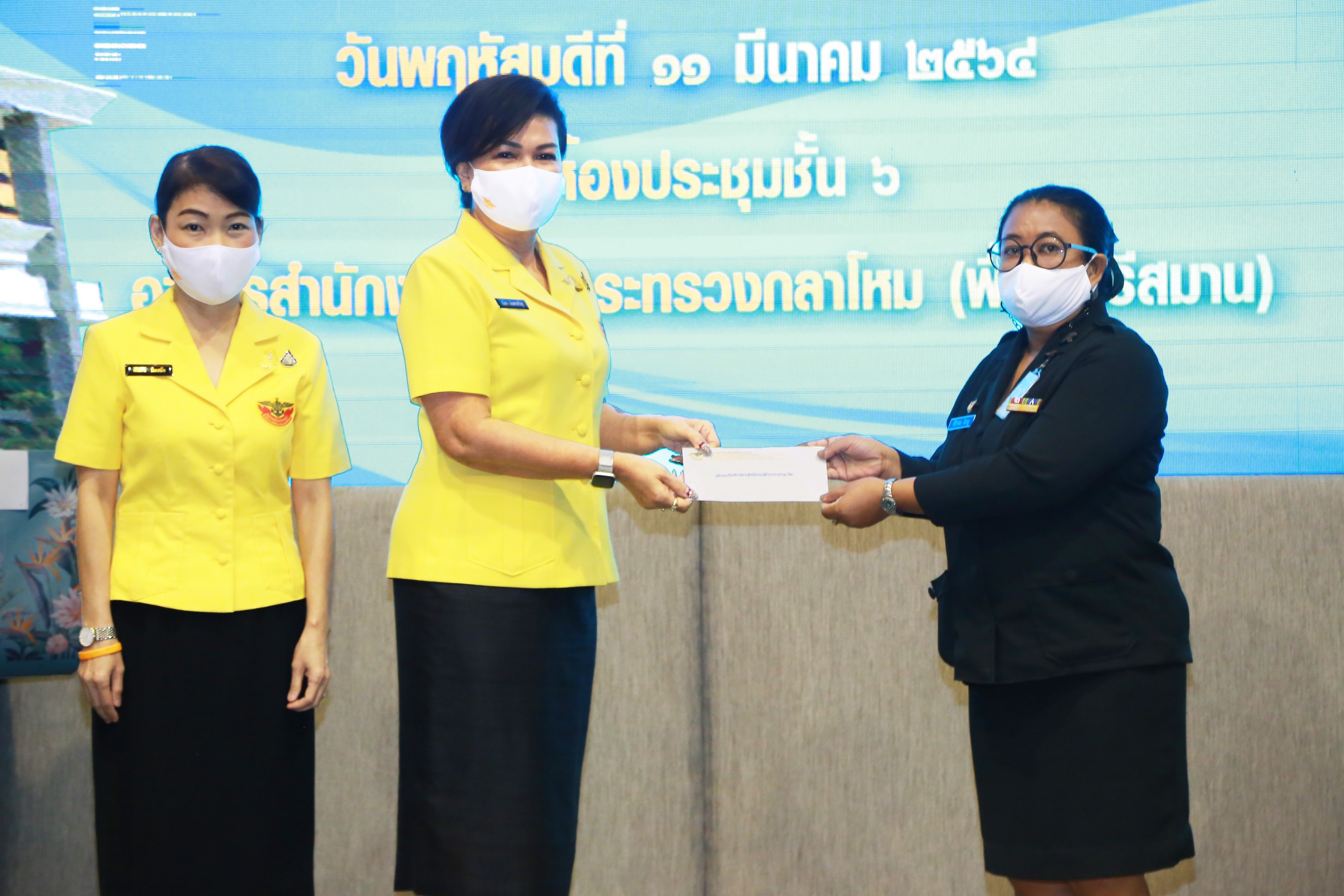 ๐๔๔ นายกสมาคมฯ ได้มอบเงินช่วยเหลือพร้อมกับสิ่งของจำเป็นที่ต้องใช้ในชีวิตประจำวัน เพื่อเป็นขวัญและกำลังใจให้กับผู้ปกครองของบุตรที่มีความต้องการพิเศษ ภายใต้โครงการ “สายใยรักษ์เพื่อคนพิเศษ”