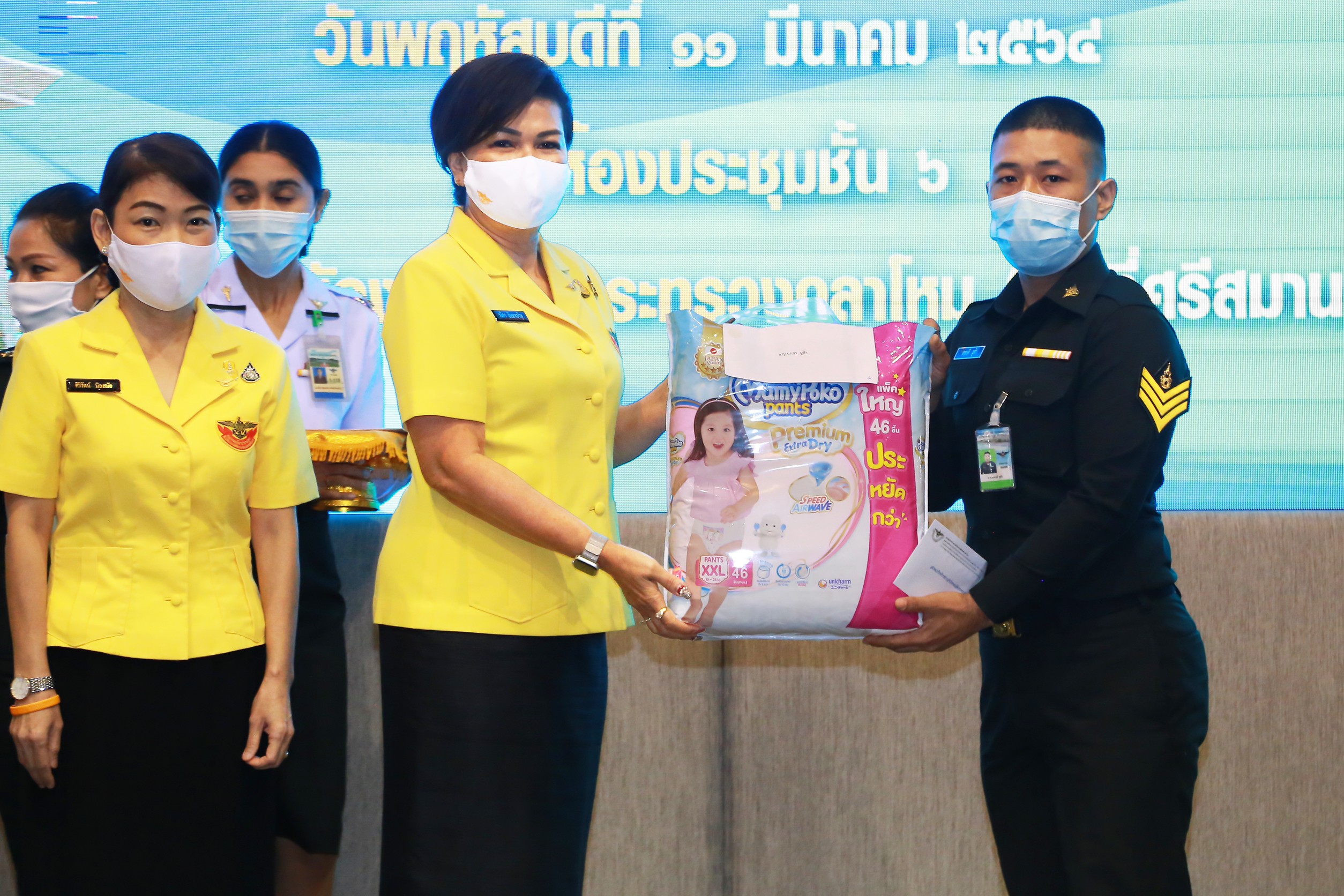 ๐๔๔ นายกสมาคมฯ ได้มอบเงินช่วยเหลือพร้อมกับสิ่งของจำเป็นที่ต้องใช้ในชีวิตประจำวัน เพื่อเป็นขวัญและกำลังใจให้กับผู้ปกครองของบุตรที่มีความต้องการพิเศษ ภายใต้โครงการ “สายใยรักษ์เพื่อคนพิเศษ”