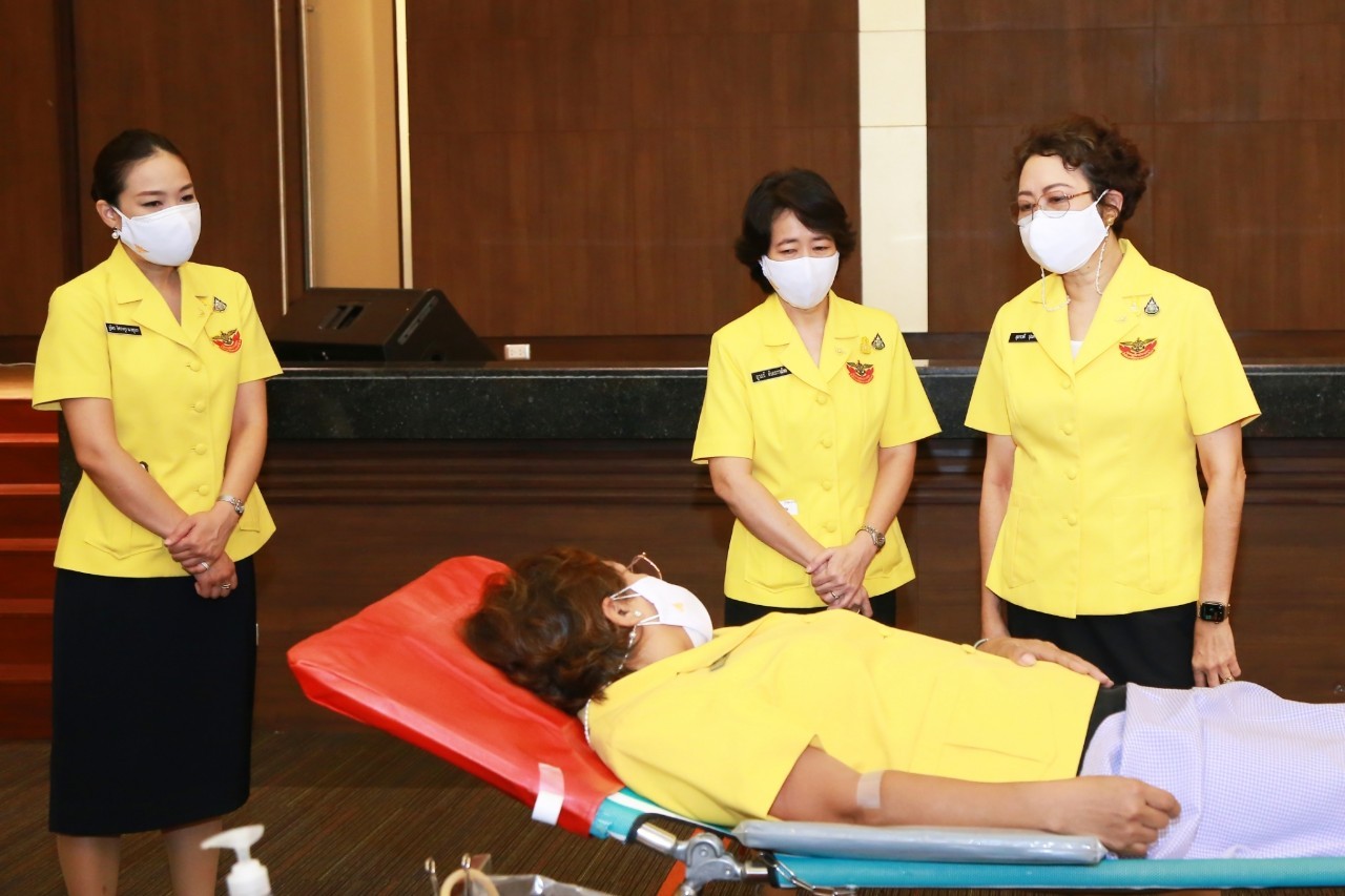 ๐๕๓ อุปนายกและคณะกรรมการสมาคมภริยาฯ ร่วมกิจกรรมบริจาคโลหิตถวายเป็นพระราชกุศลแด่พระบาทสมเด็จพระปรเมนทรรามาธิบดีศรีสินทรมหาวชิราลงกรณ พระวชิรเกล้าเจ้าอยู่หัว