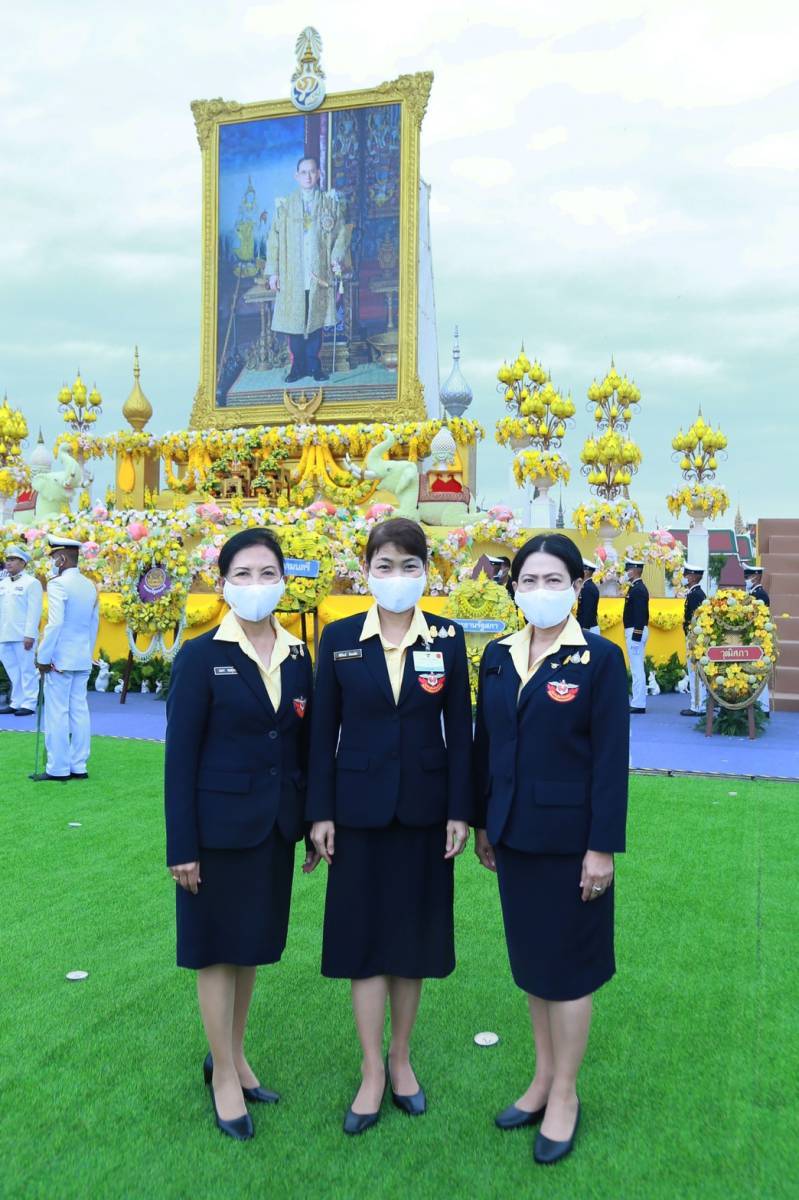 ๐๐๖ อุปนายกสมาคมภริยาข้าราชการสำนักงานปลัดกระทรวงกลาโหม เป็นผู้แทนนายกสมาคมฯ ร่วมพิธีวางพวงมาลาน้อมรำลึกในพระมหากรุณาธิคุณ
