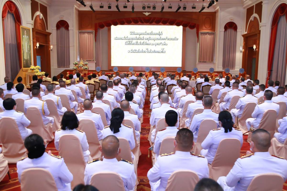 ๐๐๕ นายกสมาคมภริยาข้าราชการสำนักงานปลัดกระทรวงกลาโหม ร่วมพิธีทำบุญตักบาตรและพิธีสวดพระพุทธมนต์ถวายเป็นพระราชกุศลแด่พระบาทสมเด็จพระบรมชนกาธิเบศร มหาภูมิพลอดุลยเดชมหาราช บรมนาถบพิตร เนื่องในโอกาสวันคล้ายวันสวรรคต
