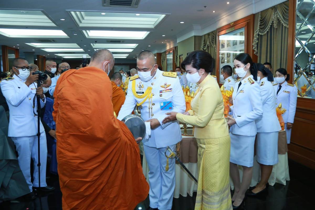 ๐๐๕ นายกสมาคมภริยาข้าราชการสำนักงานปลัดกระทรวงกลาโหม ร่วมพิธีทำบุญตักบาตรและพิธีสวดพระพุทธมนต์ถวายเป็นพระราชกุศลแด่พระบาทสมเด็จพระบรมชนกาธิเบศร มหาภูมิพลอดุลยเดชมหาราช บรมนาถบพิตร เนื่องในโอกาสวันคล้ายวันสวรรคต