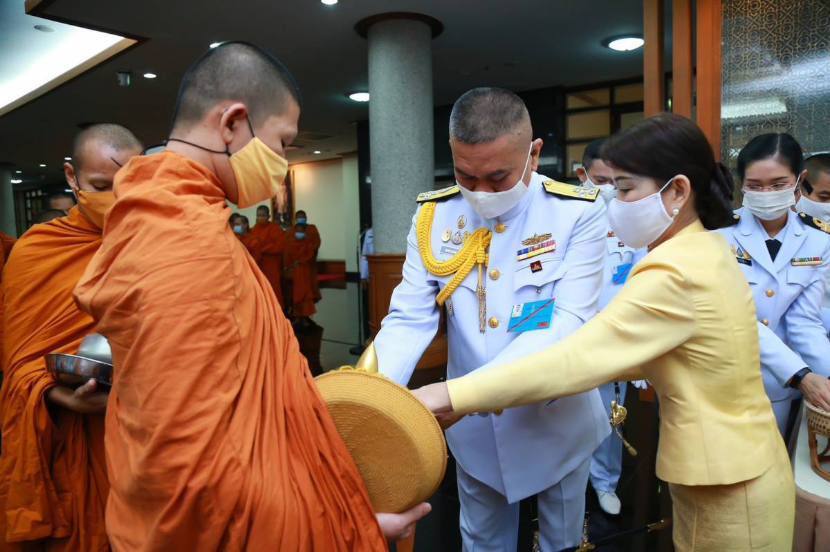 ๐๐๕ นายกสมาคมภริยาข้าราชการสำนักงานปลัดกระทรวงกลาโหม ร่วมพิธีทำบุญตักบาตรและพิธีสวดพระพุทธมนต์ถวายเป็นพระราชกุศลแด่พระบาทสมเด็จพระบรมชนกาธิเบศร มหาภูมิพลอดุลยเดชมหาราช บรมนาถบพิตร เนื่องในโอกาสวันคล้ายวันสวรรคต