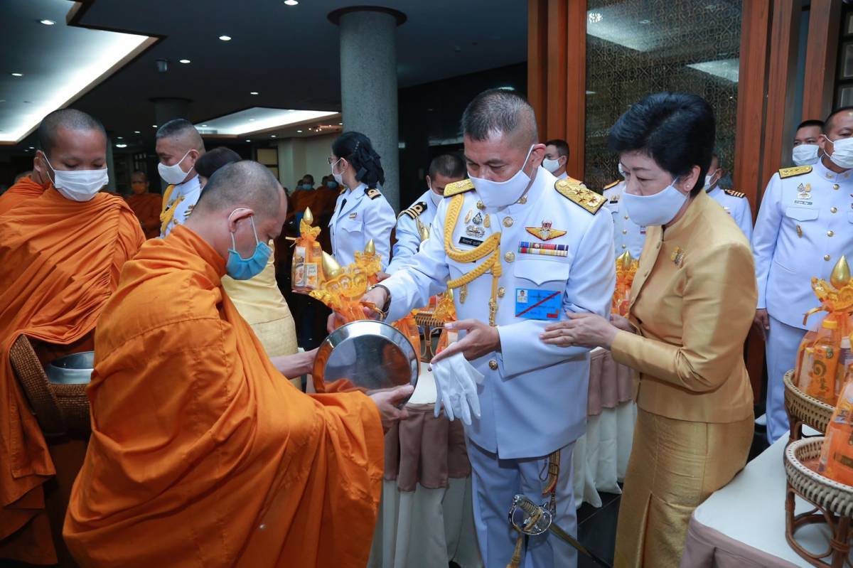 ๐๐๕ นายกสมาคมภริยาข้าราชการสำนักงานปลัดกระทรวงกลาโหม ร่วมพิธีทำบุญตักบาตรและพิธีสวดพระพุทธมนต์ถวายเป็นพระราชกุศลแด่พระบาทสมเด็จพระบรมชนกาธิเบศร มหาภูมิพลอดุลยเดชมหาราช บรมนาถบพิตร เนื่องในโอกาสวันคล้ายวันสวรรคต