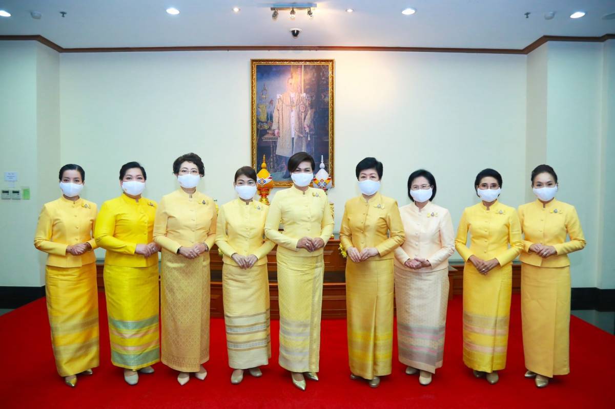 ๐๐๕ นายกสมาคมภริยาข้าราชการสำนักงานปลัดกระทรวงกลาโหม ร่วมพิธีทำบุญตักบาตรและพิธีสวดพระพุทธมนต์ถวายเป็นพระราชกุศลแด่พระบาทสมเด็จพระบรมชนกาธิเบศร มหาภูมิพลอดุลยเดชมหาราช บรมนาถบพิตร เนื่องในโอกาสวันคล้ายวันสวรรคต