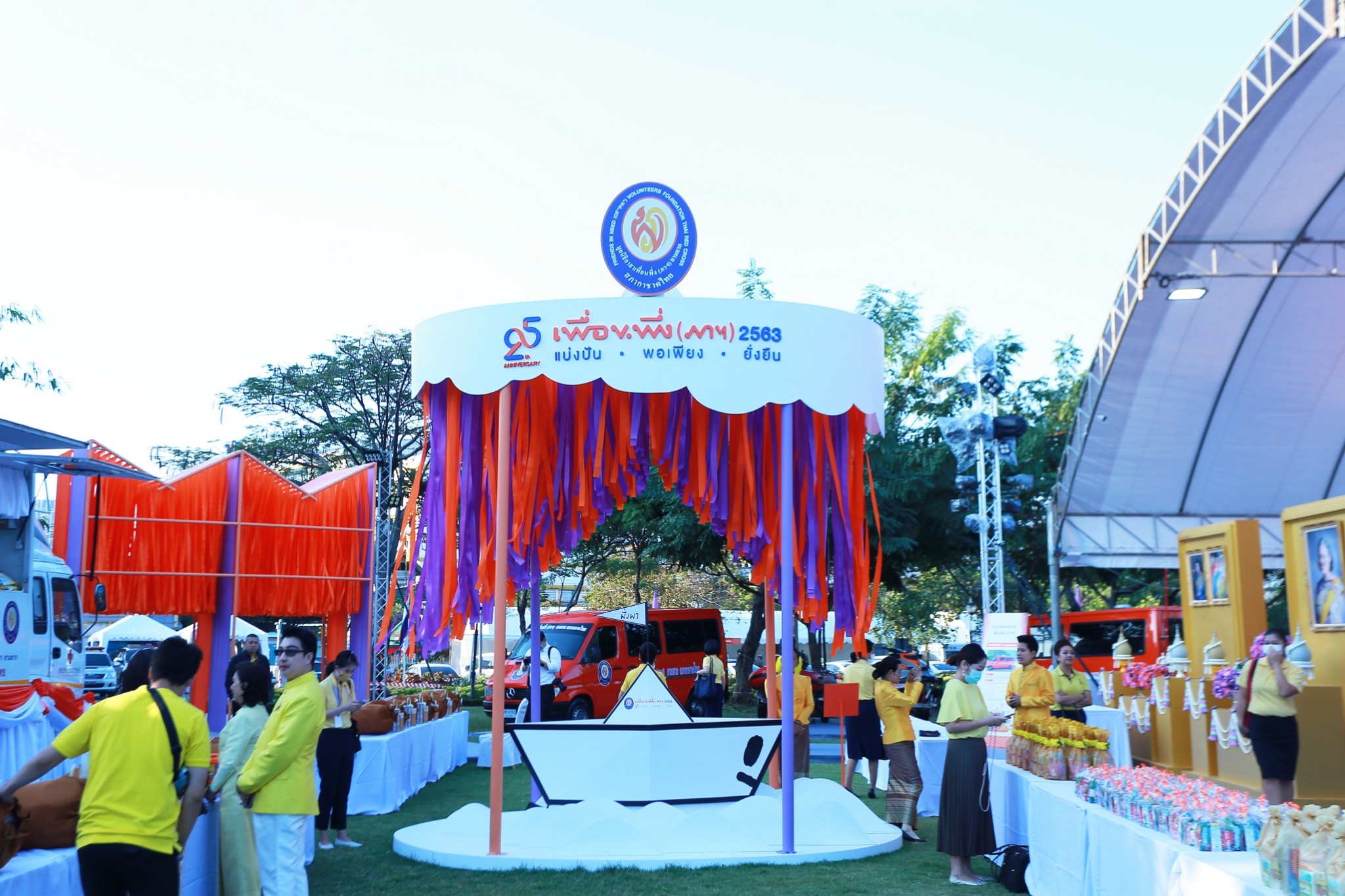 ๐๒๘ คณะกรรมการสมาคมฯ เข้าร่วมพิธีทำบุญตักบาตรและพิธีสวดพระพุทธมนต์ถวายเป็นพระราชกุศลแด่พระบาทสมเด...