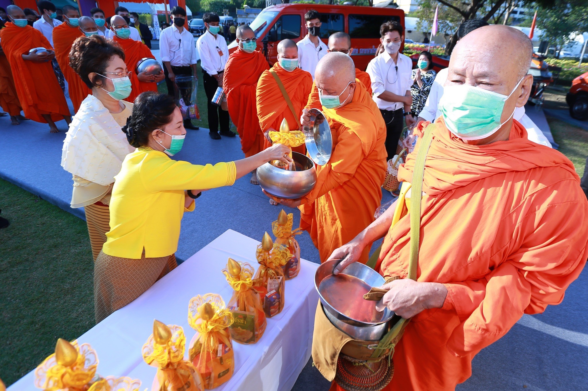 ๐๒๘ คณะกรรมการสมาคมฯ เข้าร่วมพิธีทำบุญตักบาตรและพิธีสวดพระพุทธมนต์ถวายเป็นพระราชกุศลแด่พระบาทสมเด็จพระบรมชนกาธิเบศร มหาภูมิพลอดุลยเดชมหาราช บรมนาถบพิตร
