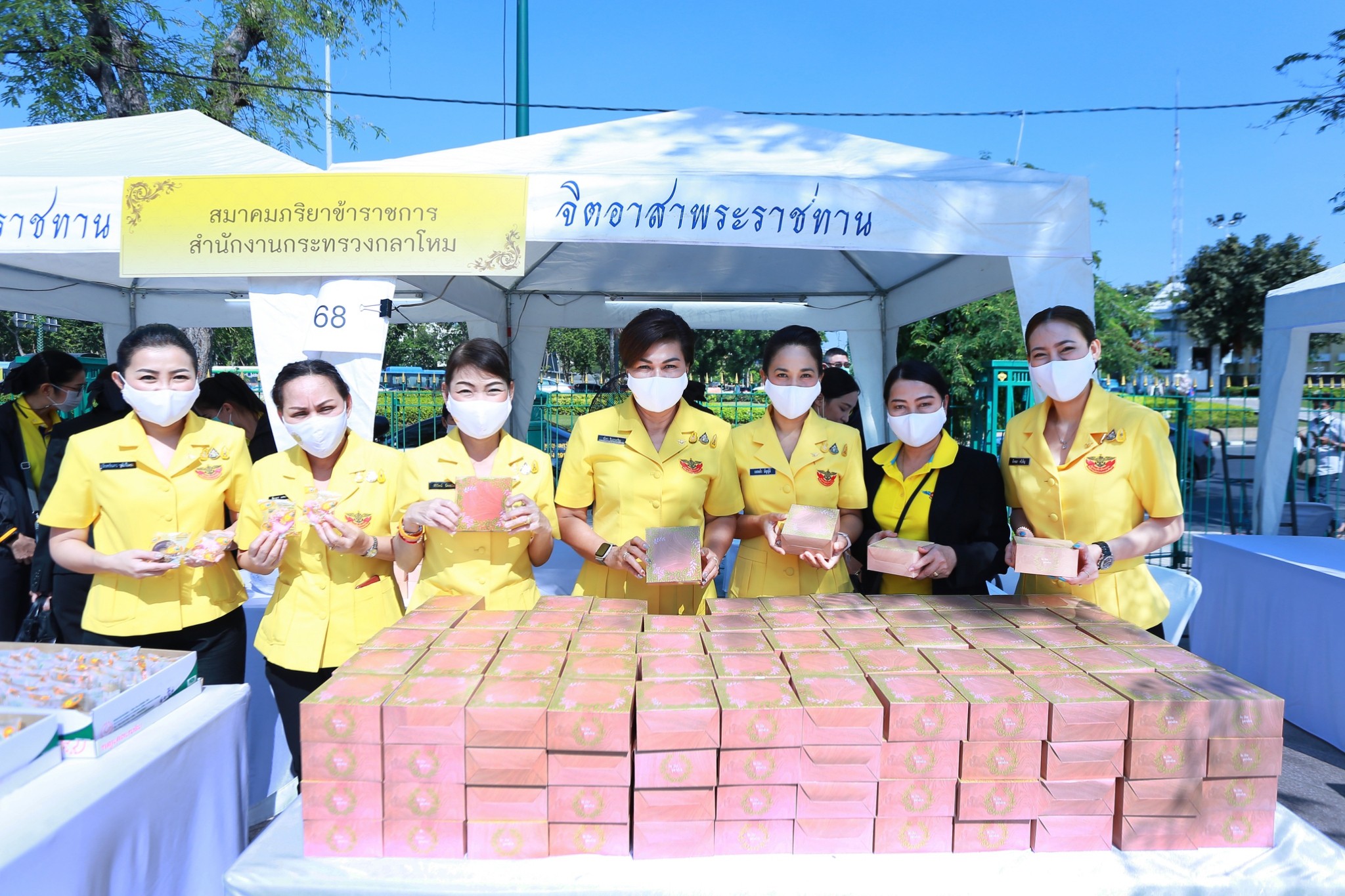๐๒๙ นายกสมาคมฯ ร่วมกิจกรรมสนับสนุนอาหารและเครื่องดื่มบริการประชาชนที่มาร่วมพิธีจุดเทียนมหามงคล