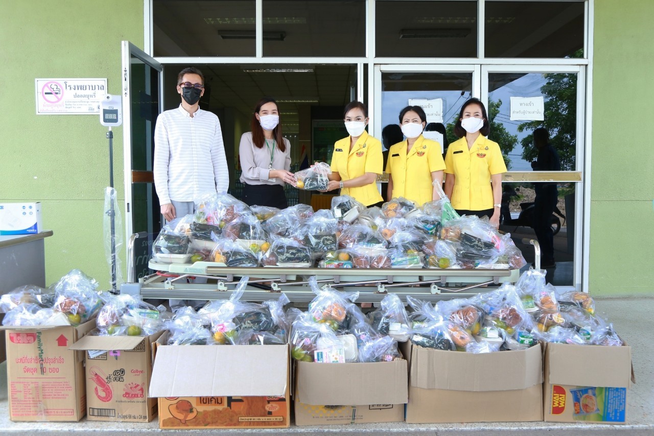 ๐๕๒ คณะกรรมการและเลขาสมาคมภริยาฯมอบอาหารและสิ่งของใช้ในชีวิตประจำวันเพื่อช่วยเหลือบรรเทาทุกข์จากการแพร่ระบาดของเชื้อไวรัสโควิด-๑๙