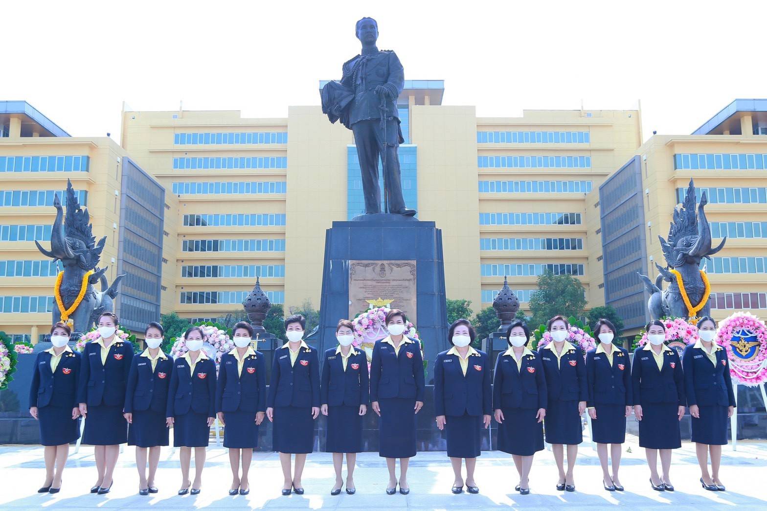 ๐๑๐ นายกสมาคมภริยาข้าราชการสำนักงานปลัดกระทรวงกลาโหม ร่วมพิธีวางพวงมาลาและถวายราชสักการะพระบรมราชานุสาวรีย์ รัชกาลที่ ๕