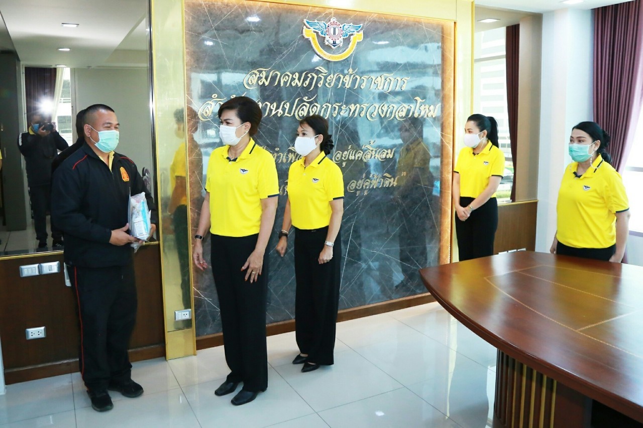 ๐๕๑ นายกสมาคมภริยาข้าราชการสำนักงานปลัดกระทรวงกลาโหม และคณะ จัดกิจกรรมฉีดวัคซีนป้องกันโรคพิษสุนัขบ้าให้กับสุนัขและแมวจรจัด