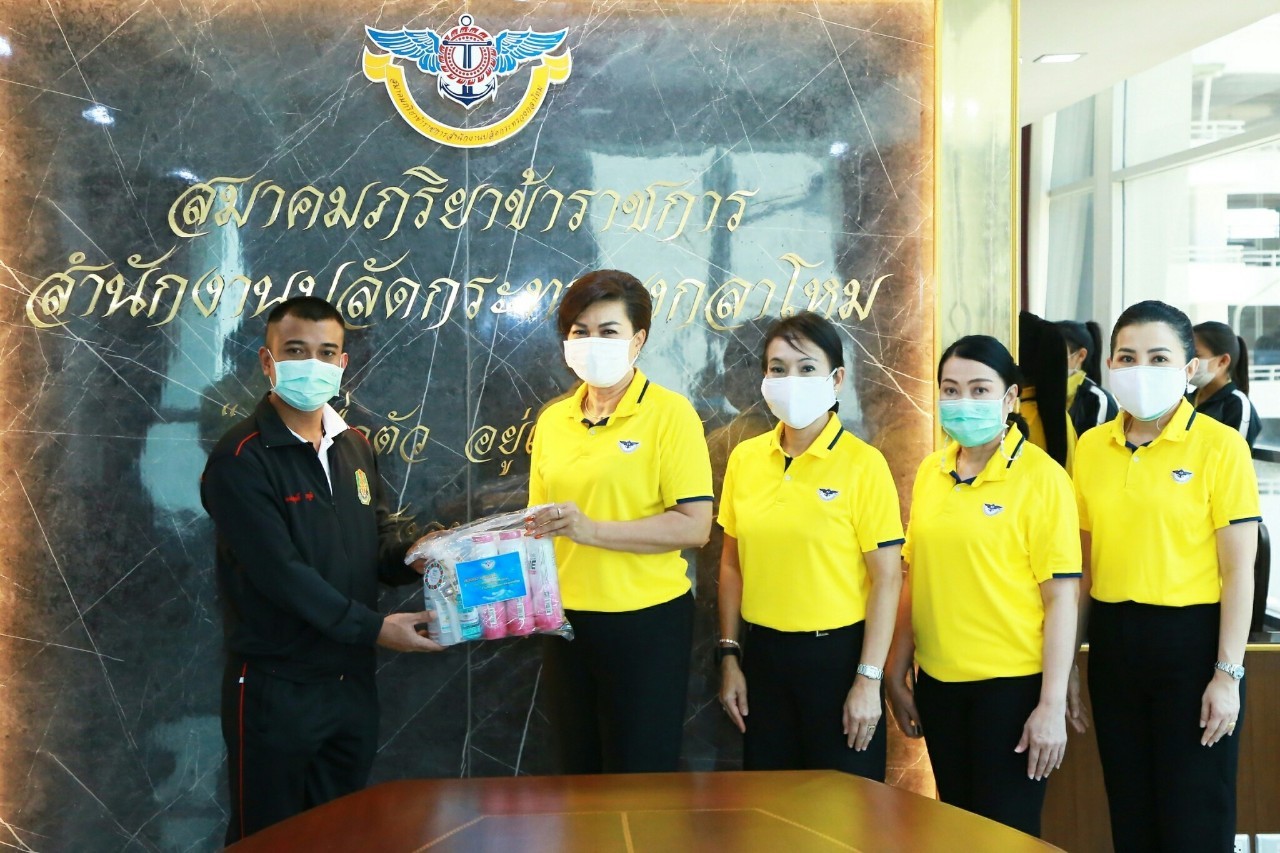 ๐๕๑ นายกสมาคมภริยาข้าราชการสำนักงานปลัดกระทรวงกลาโหม และคณะ จัดกิจกรรมฉีดวัคซีนป้องกันโรคพิษสุนัขบ้าให้กับสุนัขและแมวจรจัด