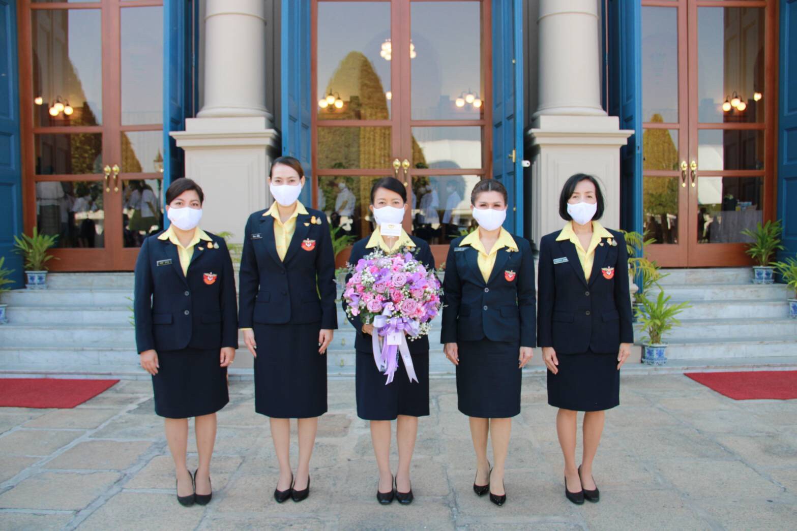 ๐๔๑ ตัวแทนสมาคมฯ นำแจกันดอกไม้และลงนามถวายพระพร สมเด็จพระกนิษฐาธิราชเจ้า กรมสมเด็จพระเทพรัตนราชสุดาฯ สยามบรมราชกุมารี ให้ทรงหายจากพระอาการประชวร