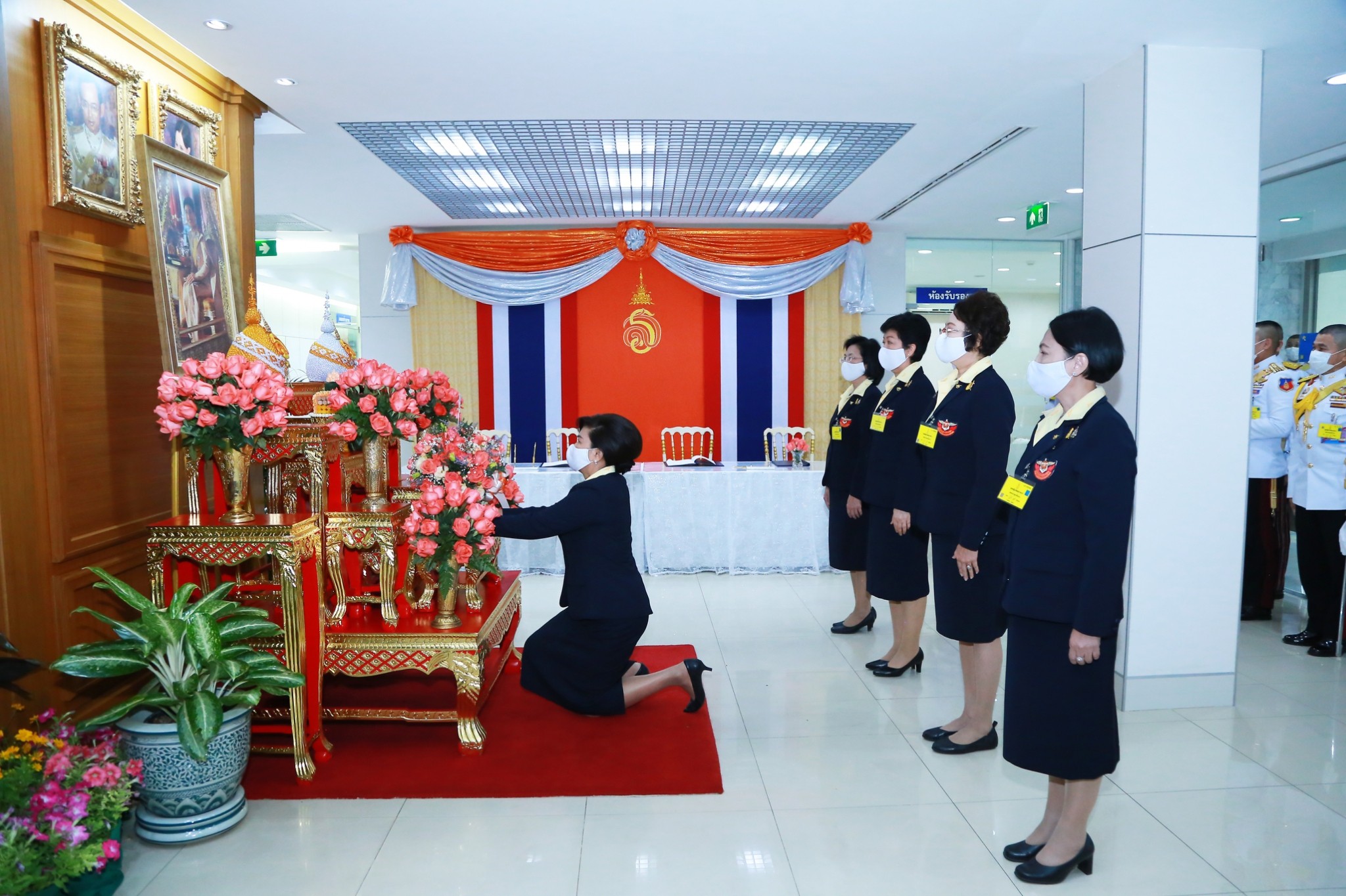๐๓๖ นายกสมาคมฯ เข้าร่วมทอดถวายแจกันดอกไม้และลงนามถวายพระพร สมเด็จพระเจ้าลูกเธอ เจ้าฟ้าสิริวัณณวรี นารีรัตนราชกัญญา