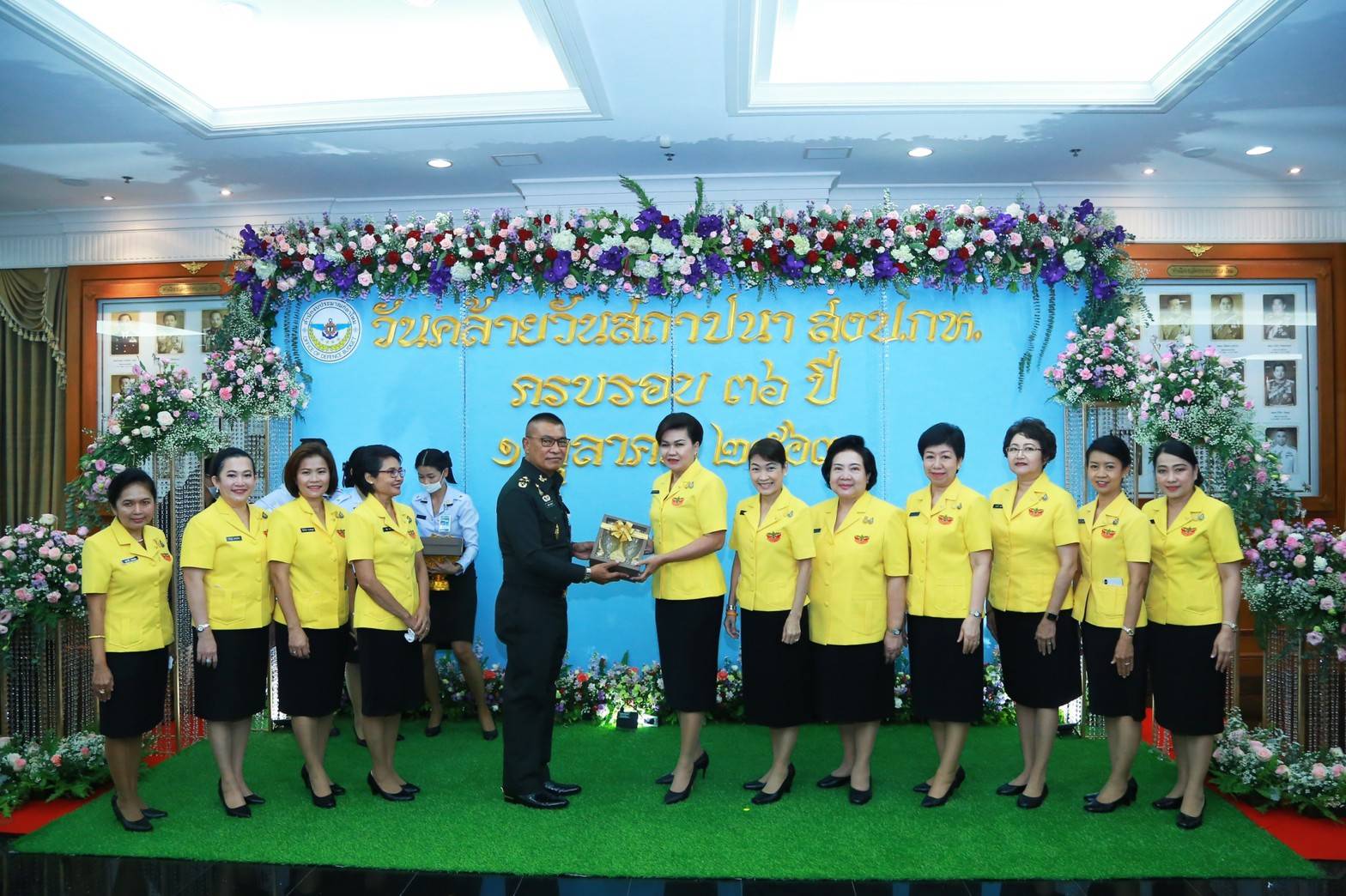 ๐๐๑ นายกสมาคมภริยาข้าราชการสำนักงานปลัดกระทรวงกลาโหม พร้อมด้วยคณะกรรมการสมาคมฯ ร่วมงานวันคล้ายวันสถาปนาสำนักงบประมาณกลาโหม ครบรอบ ๓๖ ปี