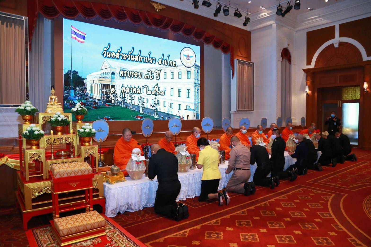 ๐๐๑ นายกสมาคมภริยาข้าราชการสำนักงานปลัดกระทรวงกลาโหม พร้อมด้วยคณะกรรมการสมาคมฯ ร่วมงานวันคล้ายวันสถาปนาสำนักงบประมาณกลาโหม ครบรอบ ๓๖ ปี