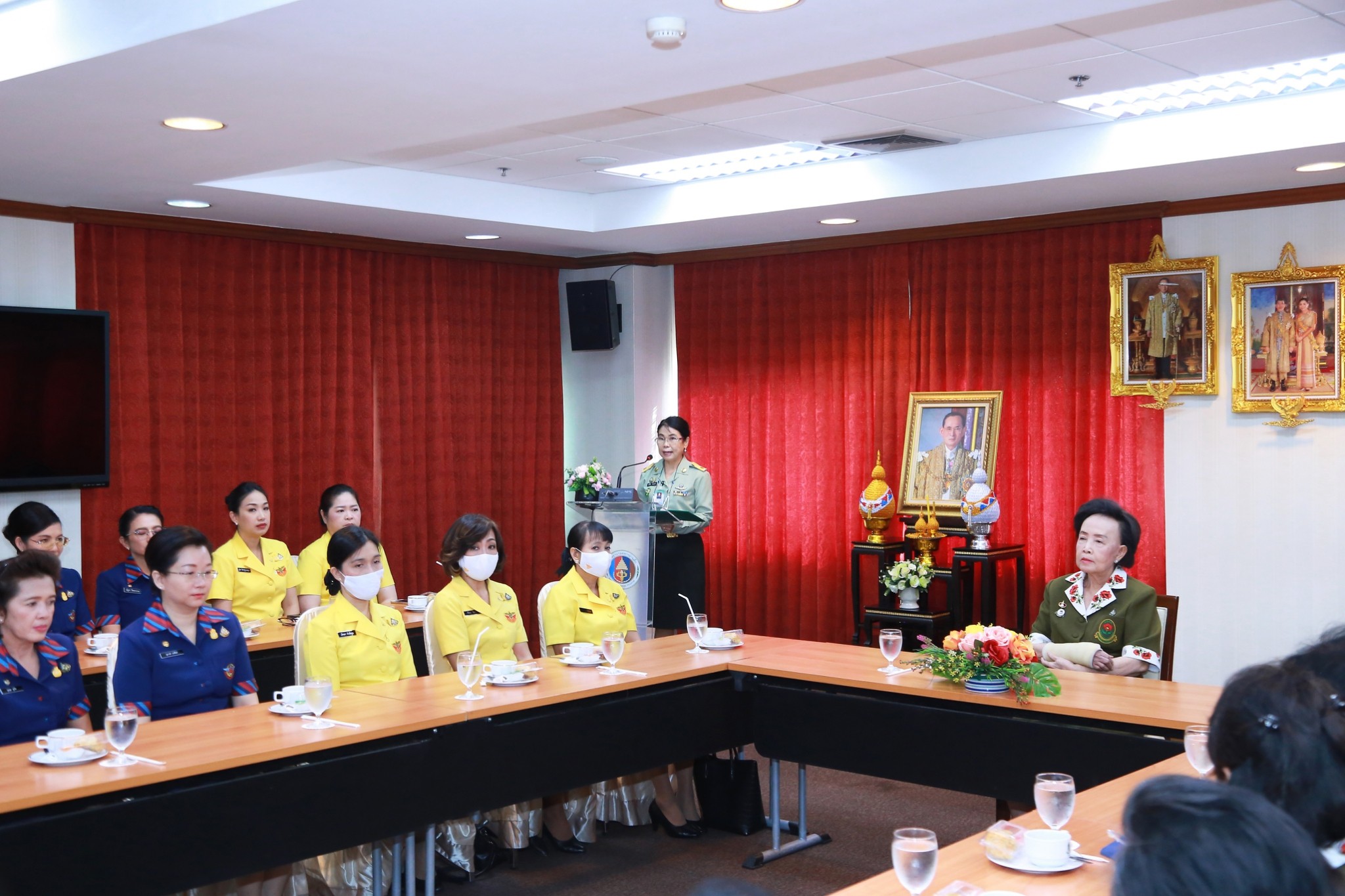 ๐๒๔ คุณทิภาพร สนธยานนท์ พร้อมด้วย คณะกรรมการสมาคมฯ ร่วมกิจกรรมบริการตัดผมให้แก่ทหาร