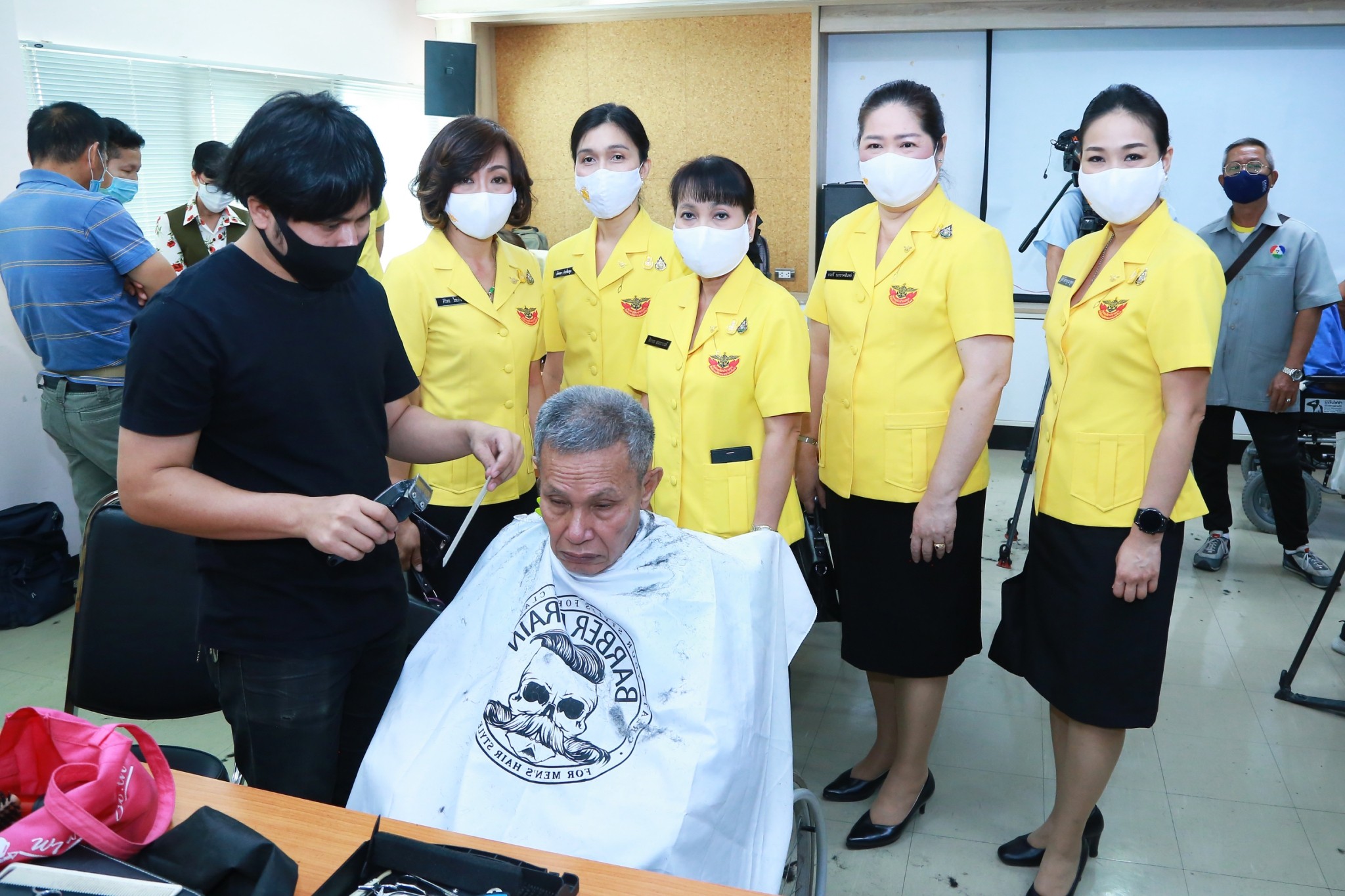 ๐๒๔ คุณทิภาพร สนธยานนท์ พร้อมด้วย คณะกรรมการสมาคมฯ ร่วมกิจกรรมบริการตัดผมให้แก่ทหาร