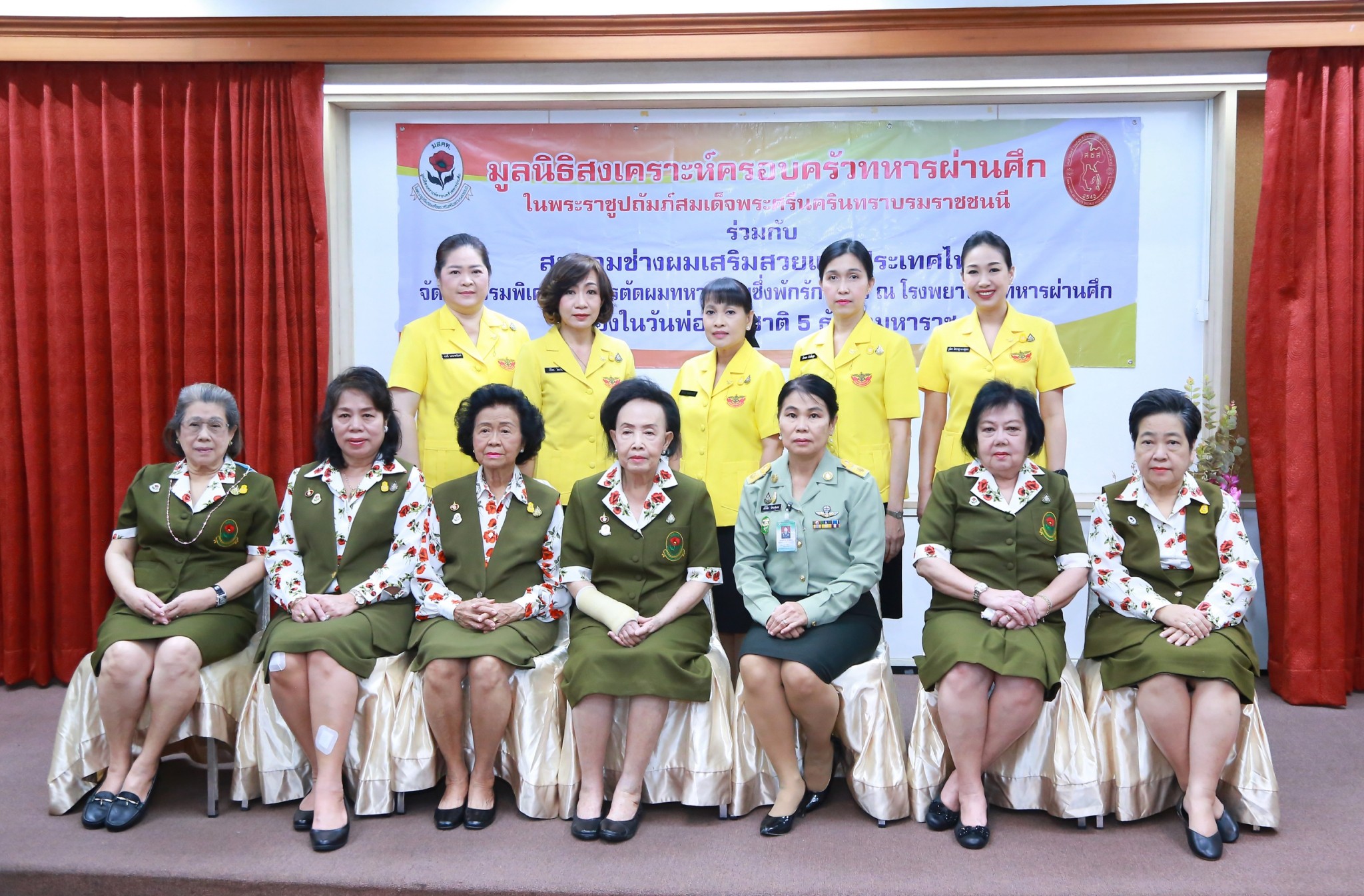 ๐๒๔ คุณทิภาพร สนธยานนท์ พร้อมด้วย คณะกรรมการสมาคมฯ ร่วมกิจกรรมบริการตัดผมให้แก่ทหาร
