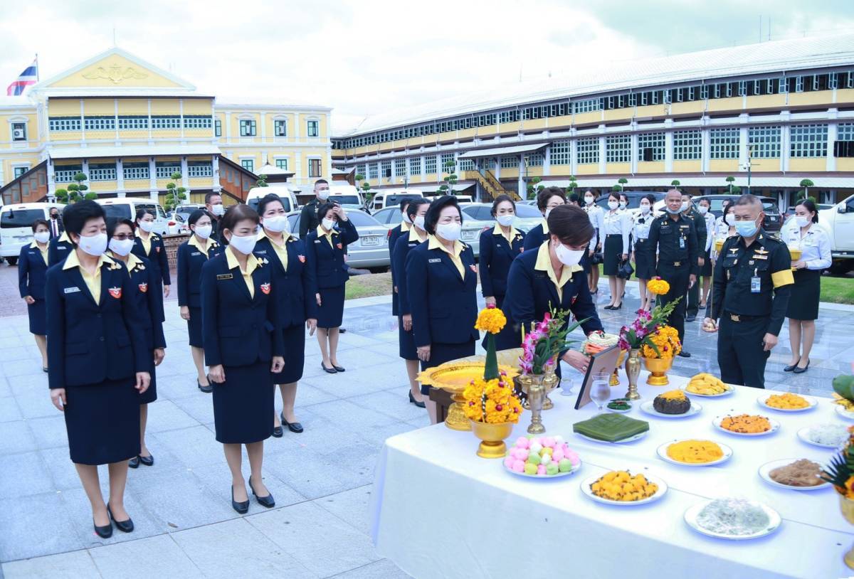 ๐๐๓ นายกสมาคมภริยาข้าราชการสำนักงานปลัดกระทรวงกลาโหม นำคณะกรรมการสมาคมฯ สักการะสิ่งศักดิ์สิทธิ์ ภ...