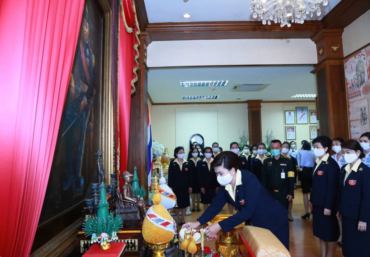 ๐๐๓ นายกสมาคมภริยาข้าราชการสำนักงานปลัดกระทรวงกลาโหม นำคณะกรรมการสมาคมฯ สักการะสิ่งศักดิ์สิทธิ์ ภายในศาลาว่าการกลาโหม และศาลหลักเมือง
