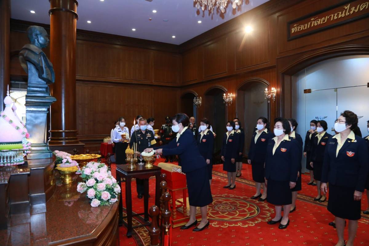 ๐๐๓ นายกสมาคมภริยาข้าราชการสำนักงานปลัดกระทรวงกลาโหม นำคณะกรรมการสมาคมฯ สักการะสิ่งศักดิ์สิทธิ์ ภายในศาลาว่าการกลาโหม และศาลหลักเมือง