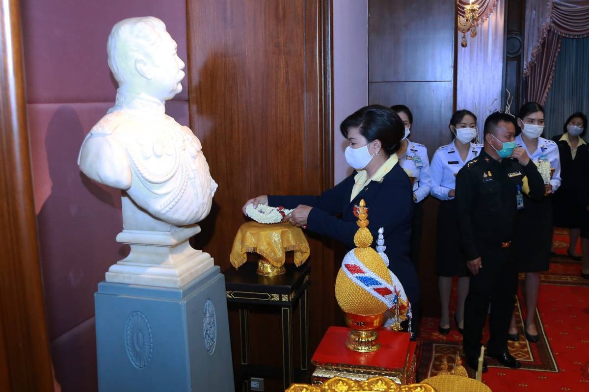 ๐๐๓ นายกสมาคมภริยาข้าราชการสำนักงานปลัดกระทรวงกลาโหม นำคณะกรรมการสมาคมฯ สักการะสิ่งศักดิ์สิทธิ์ ภายในศาลาว่าการกลาโหม และศาลหลักเมือง