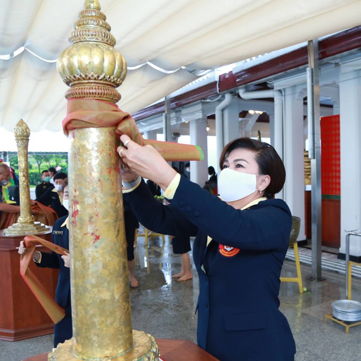 ๐๐๓ นายกสมาคมภริยาข้าราชการสำนักงานปลัดกระทรวงกลาโหม นำคณะกรรมการสมาคมฯ สักการะสิ่งศักดิ์สิทธิ์ ภายในศาลาว่าการกลาโหม และศาลหลักเมือง
