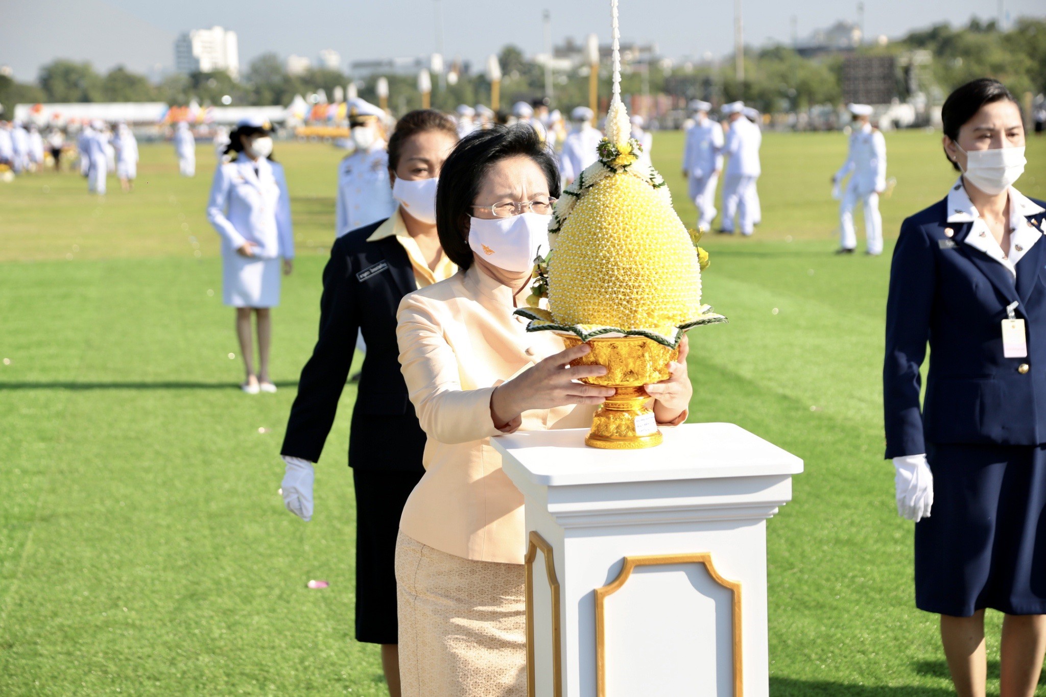 ๐๒๗ นายกสมาคมฯ ร่วมพิธีถวายบังคมและพิธีวางพานพุ่มเพื่อถวายสักการะพระบาทสมเด็จพระบรมชนกาธิเบศร มหาภูมิพลอดุลยเดชมหาราช บรมนาถบพิตร
