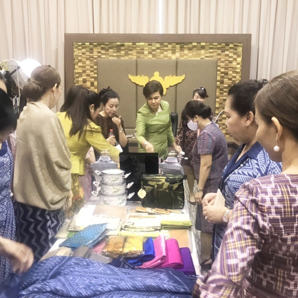 ๐๑๘ เมื่อวันจันทร์ที่ ๑๖ พฤศจิกายน ๒๕๖๓ คุณรมิดา อินทรเจริญ นายกสมาคมภริยาข้าราชการสำนักงานปลัดกระทรวงกลาโหม เป็นประธานการประชุมหารือเตรียมการจัดงาน “เพื่อนพึ่ง (ภาฯ)