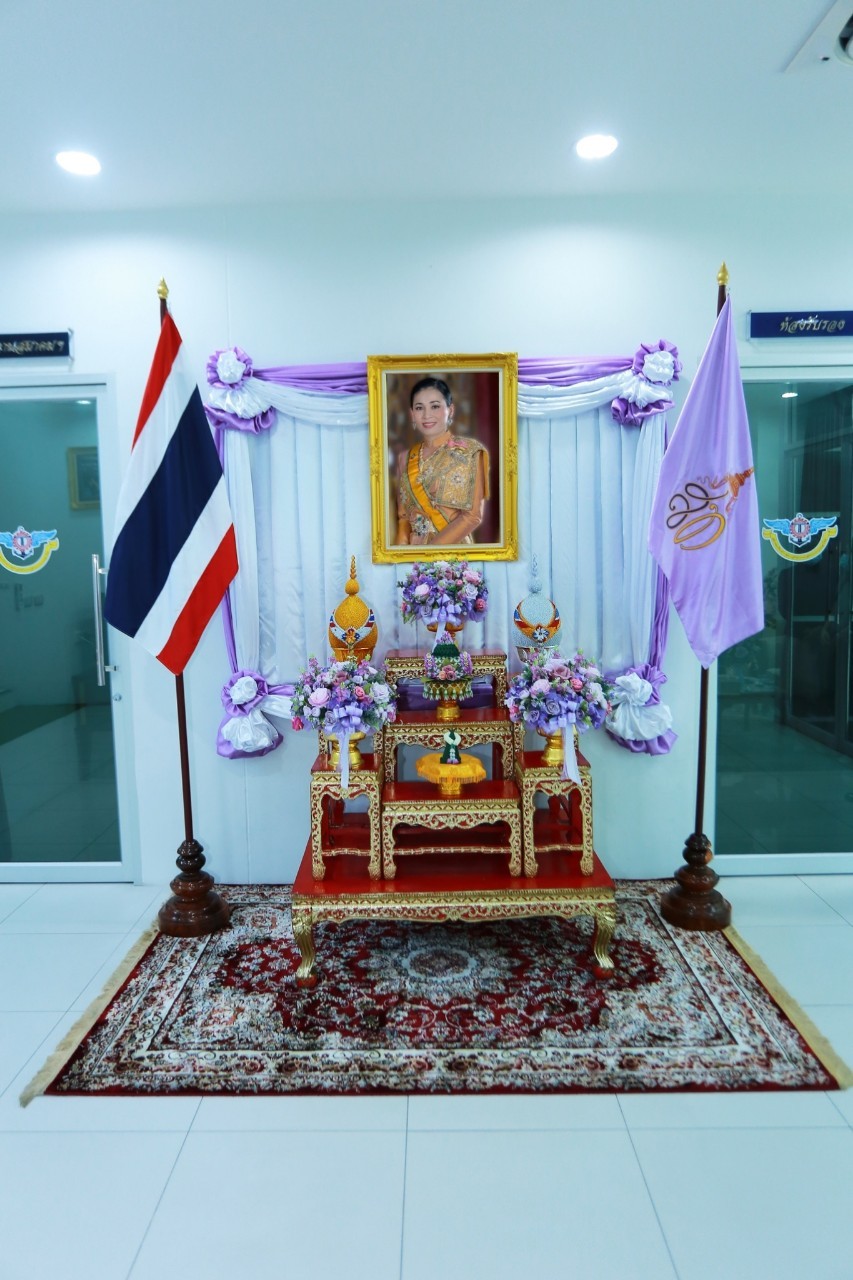 ๐๔๘ นายกสมาคมฯ ถวายความเคารพต่อหน้าพระฉายาลักษณ์ สมเด็จพระนางเจ้าสุทิดา พัชรสุธาพิมลลักษณ พระบรมร...