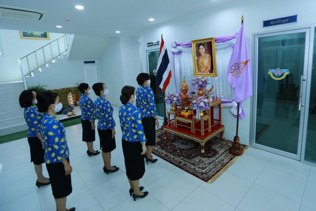 ๐๔๘ นายกสมาคมฯ ถวายความเคารพต่อหน้าพระฉายาลักษณ์ สมเด็จพระนางเจ้าสุทิดา พัชรสุธาพิมลลักษณ พระบรมราชินี เนื่องในวันคล้ายวันเฉลิมพระชนมพรรษา
