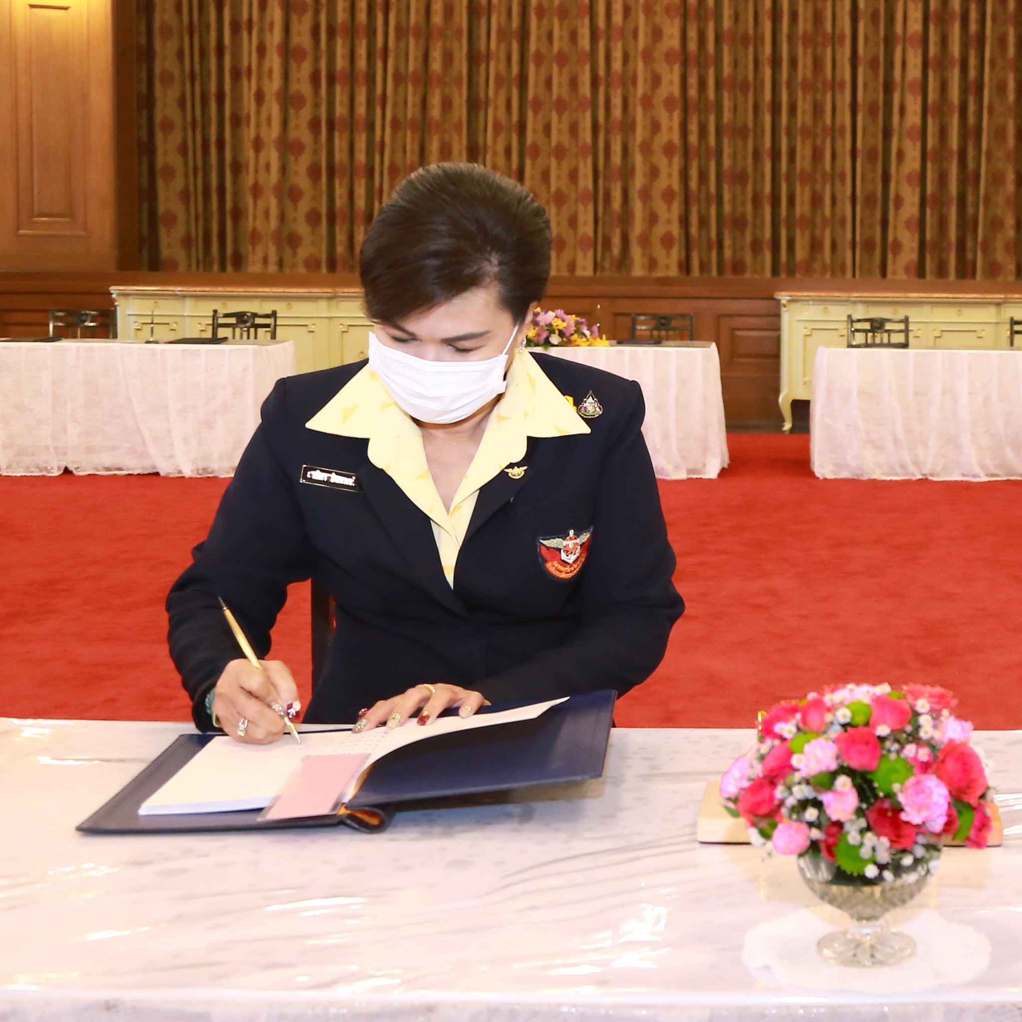 ๐๓๗ นายกสมาคมฯ เข้าร่วมถวายแจกันดอกไม้และลงนามถวายพระพร สมเด็จพระกนิษฐาธิราชเจ้า กรมสมเด็จพระเทพรัตนราชสุดาฯ สยามบรมราชกุมารี