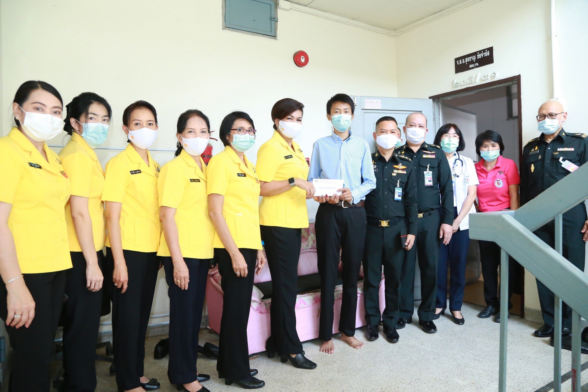 ๐๔๓ นายกสมาคมภริยาข้าราชการสำนักงานปลัดกระทรวงกลาโหม พร้อมด้วยกรรมการสมาคมฯ ได้ ตรวจเยี่ยมบุตรและคู่สมรสที่มีความต้องการพิเศษในพื้นที่พักอาศัยของกำลังพล ในสังกัดสำนักงานปลัดกระทรวงกลาโหม