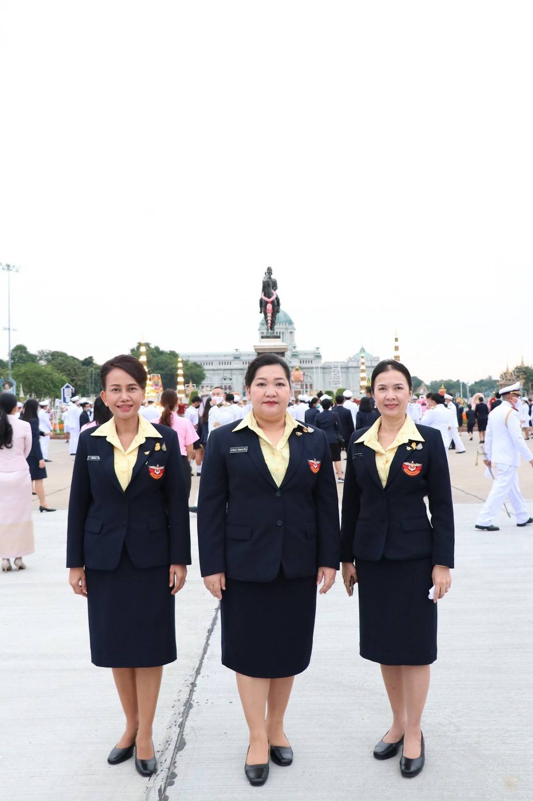 ๐๑๑ คณะกรรมการสมาคมฯ ร่วมพิธีวางพวงมาลาและถวายราชสักการะพระบรมราชานุสาวรีย์ รัชกาลที่ ๕