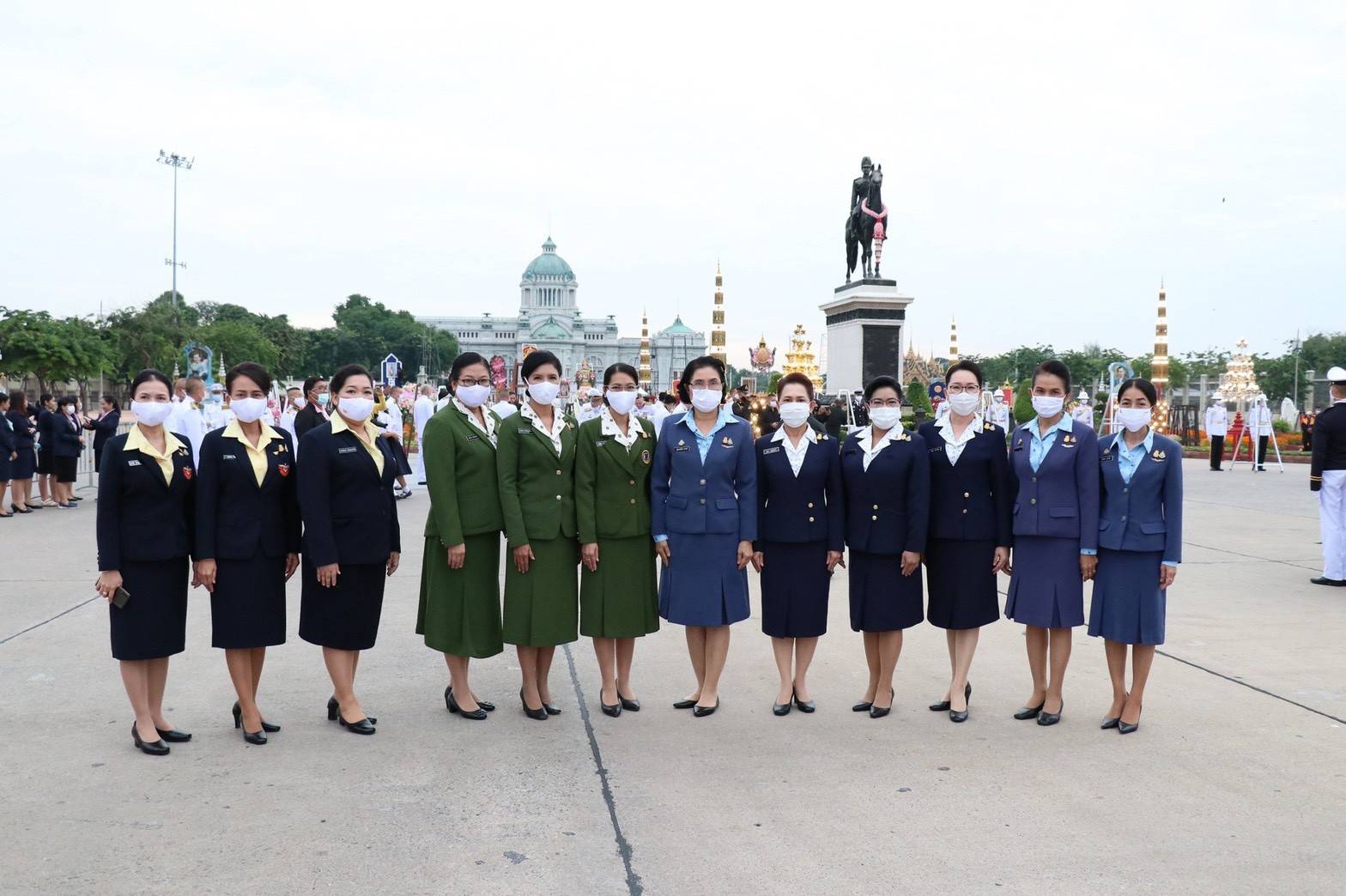 ๐๑๑ คณะกรรมการสมาคมฯ ร่วมพิธีวางพวงมาลาและถวายราชสักการะพระบรมราชานุสาวรีย์ รัชกาลที่ ๕